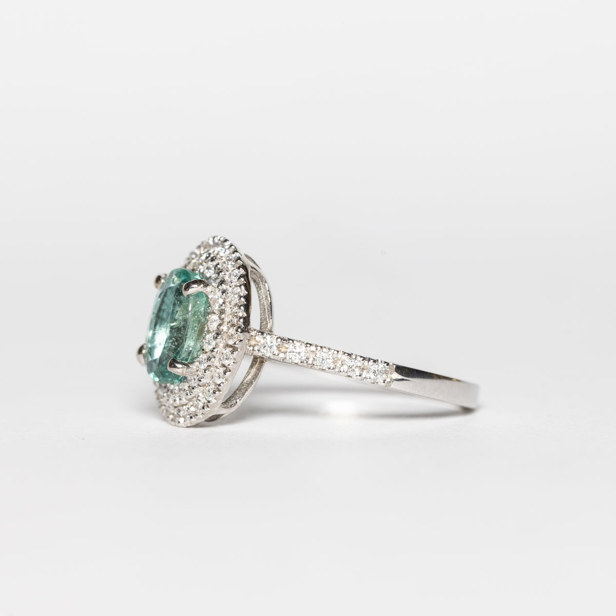 Anello in Oro Bianco 18 KT con Smeraldo Centrale e Doppio Giro di Diamanti