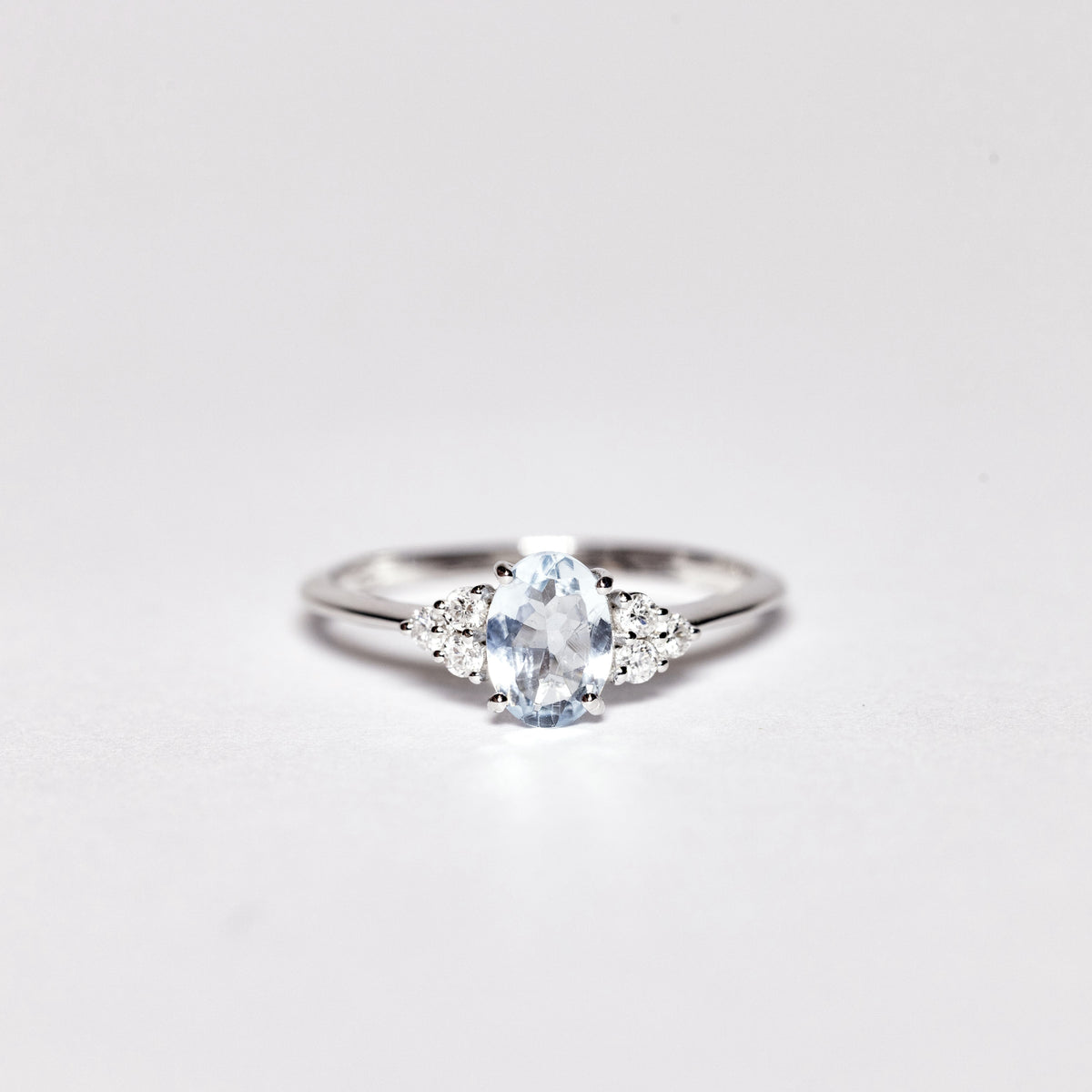 18kt White Gold Ring with Oval Cut Aquamarine and Diamonds