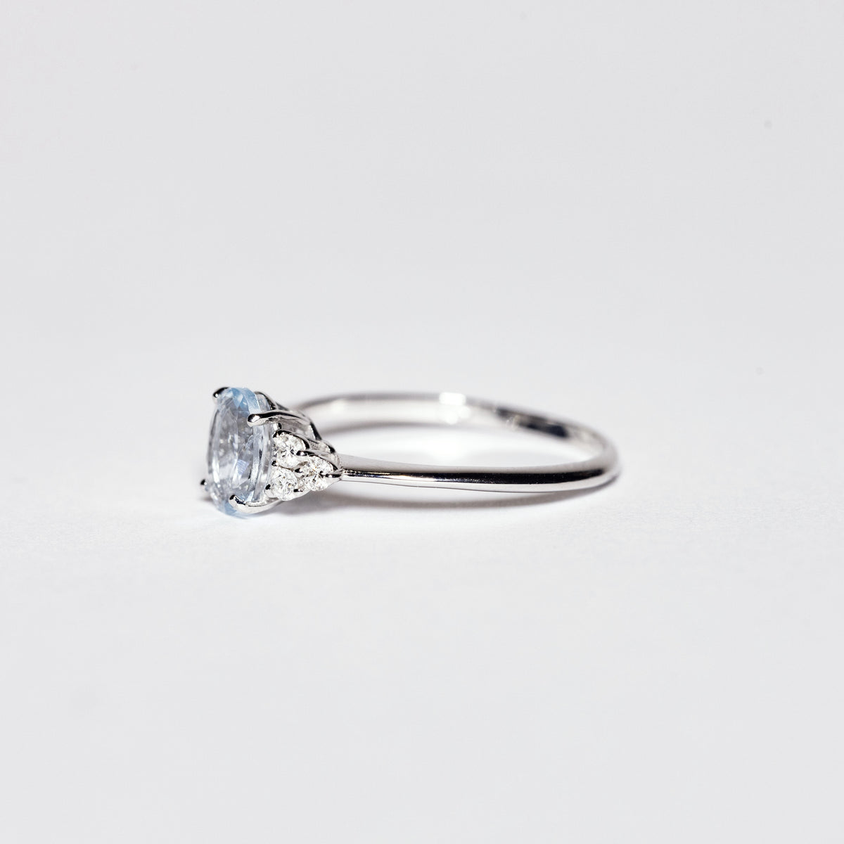 18kt White Gold Ring with Oval Cut Aquamarine and Diamonds