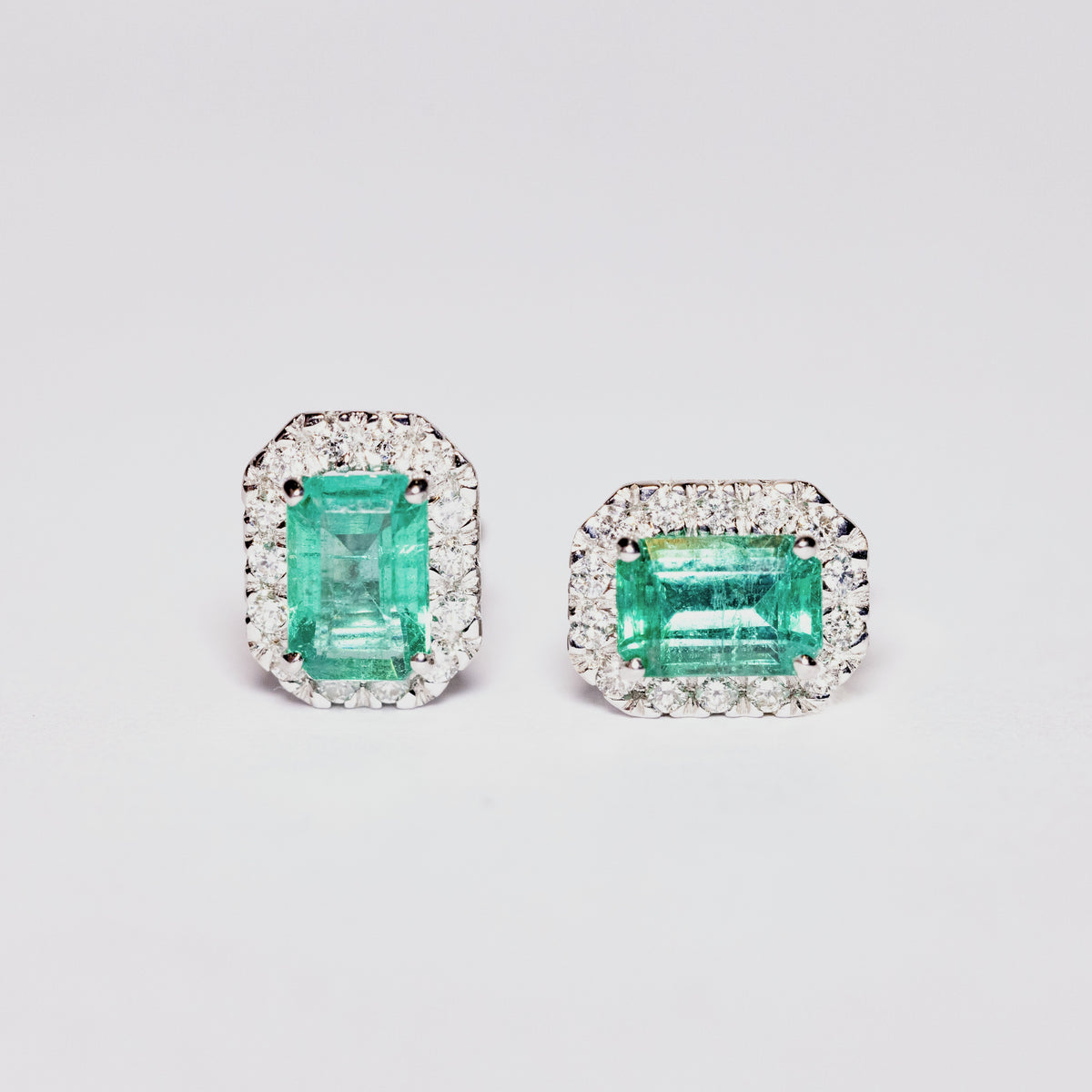 18kt White Gold Earrings with Emerald and Diamond Ring