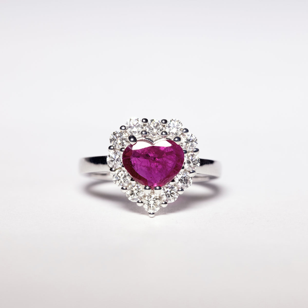 Anello Cuore Zahir In Oro Bianco 18 Kt Con Rubino E Diamanti