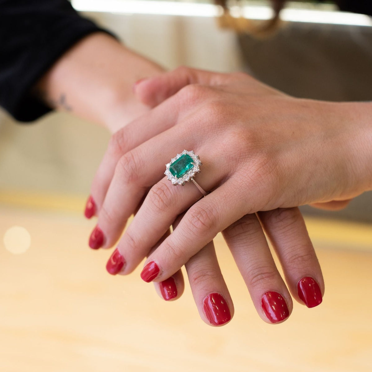 Anello Solitario con Smeraldo, Diamanti e Oro 18KT (Pezzo Unico)