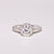 Anello Solitario in Oro Bianco 18KT con Diamante centrale e diamanti laterali montatura  Tiffany