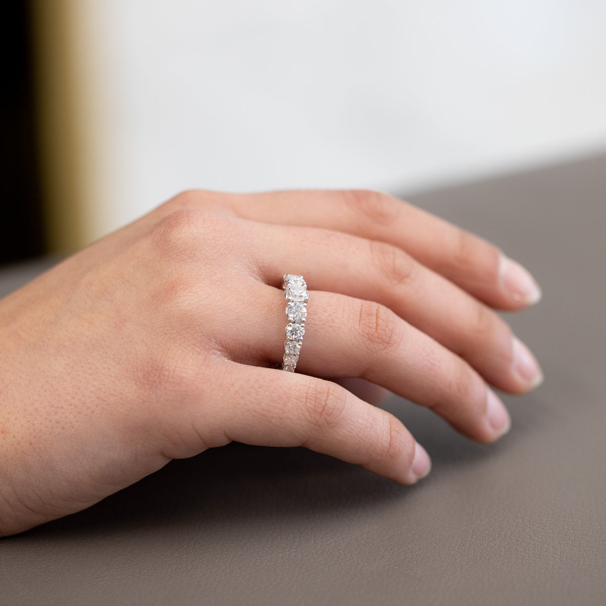 Anello Eternity Zahir Degradè con Diamanti da 1,29 ct e 3,54 ct