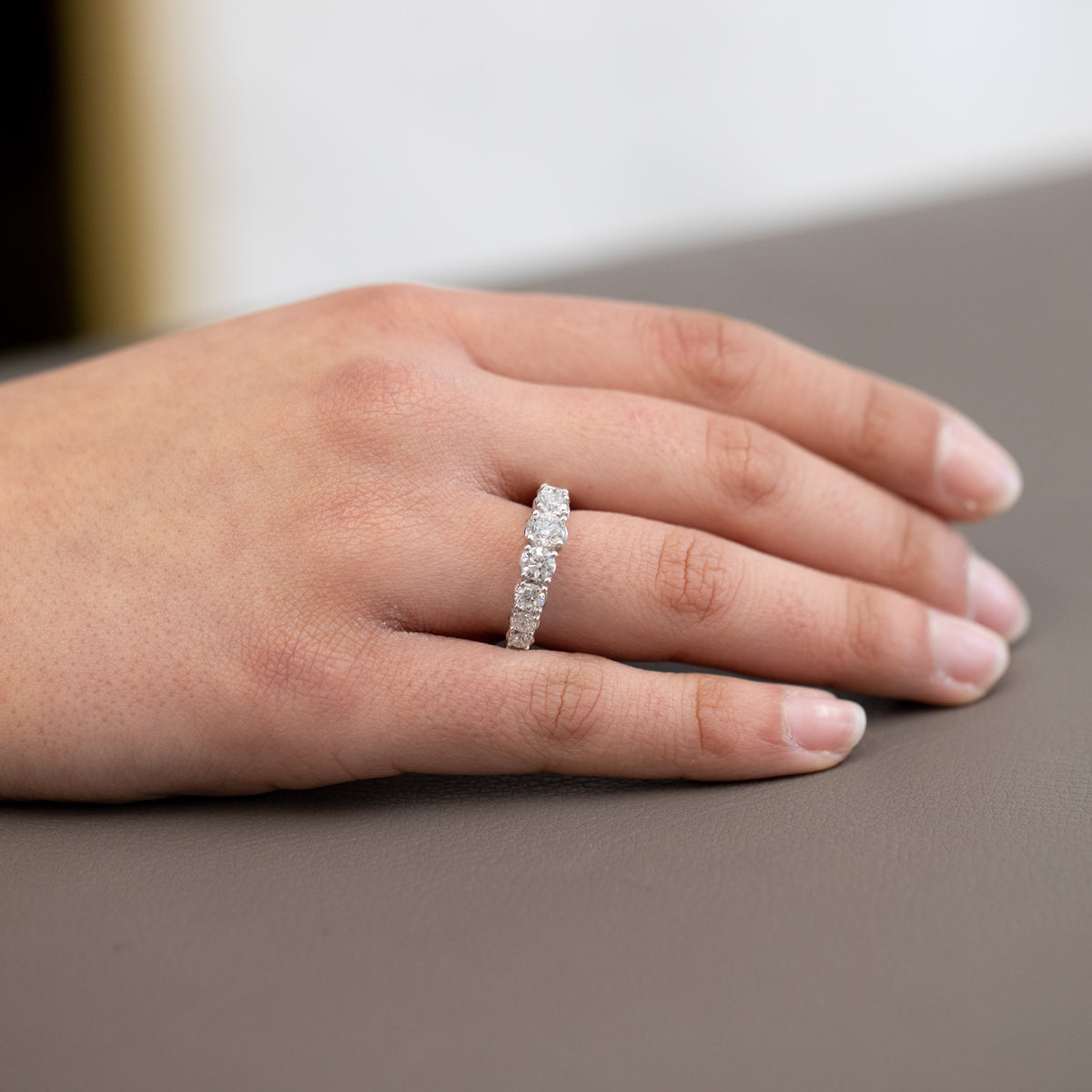 Anello Eternity Zahir Degradè con Diamanti da 1,29 ct e 3,54 ct