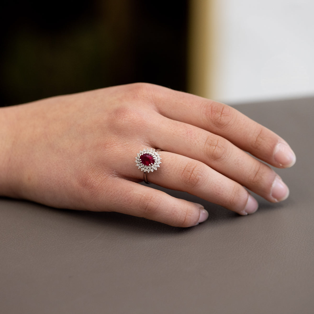 Anello in Oro bianco 18KT con Rubino ovale centrale e doppio giro in Diamanti