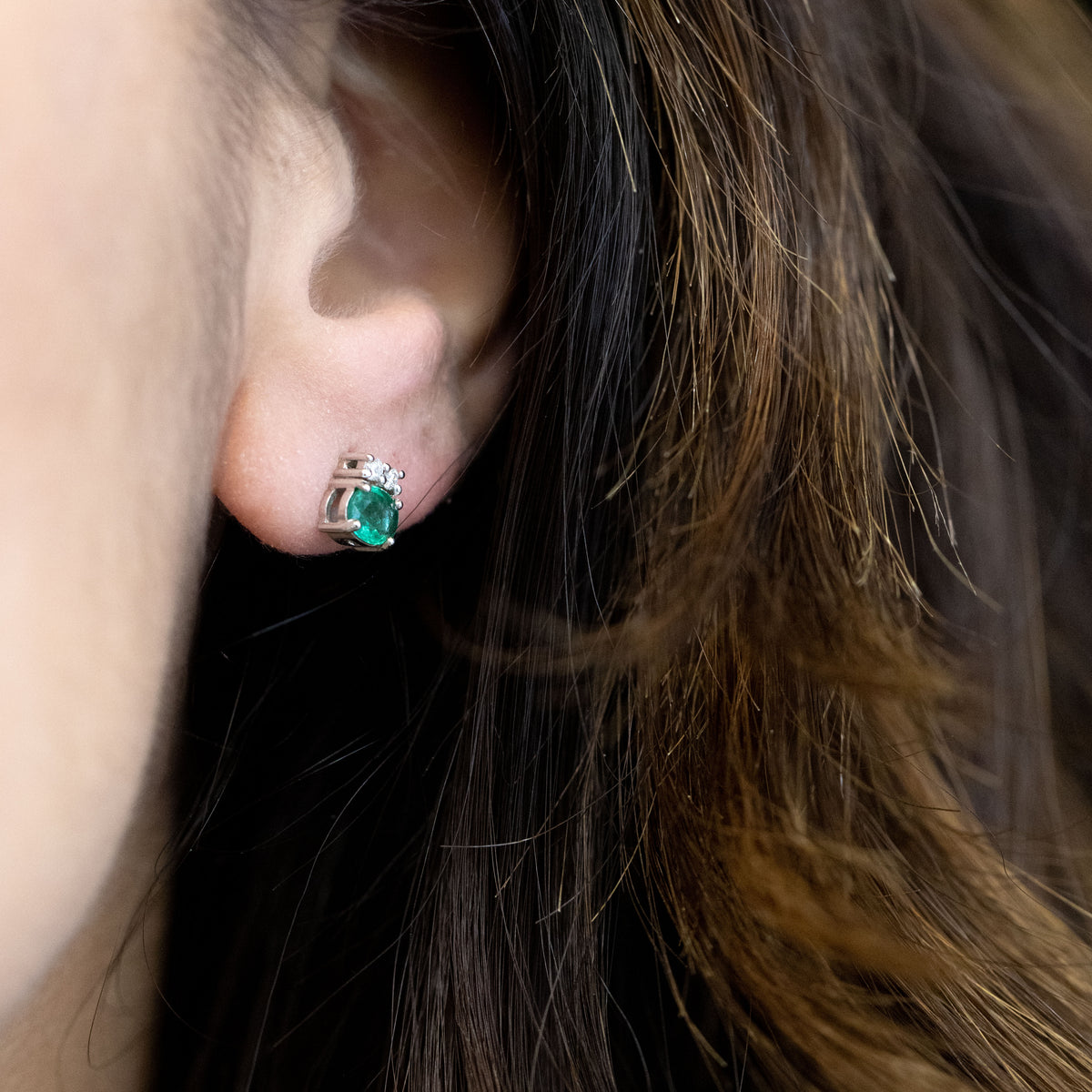 Orecchini in Oro Bianco 18kt con smeraldi e diamanti