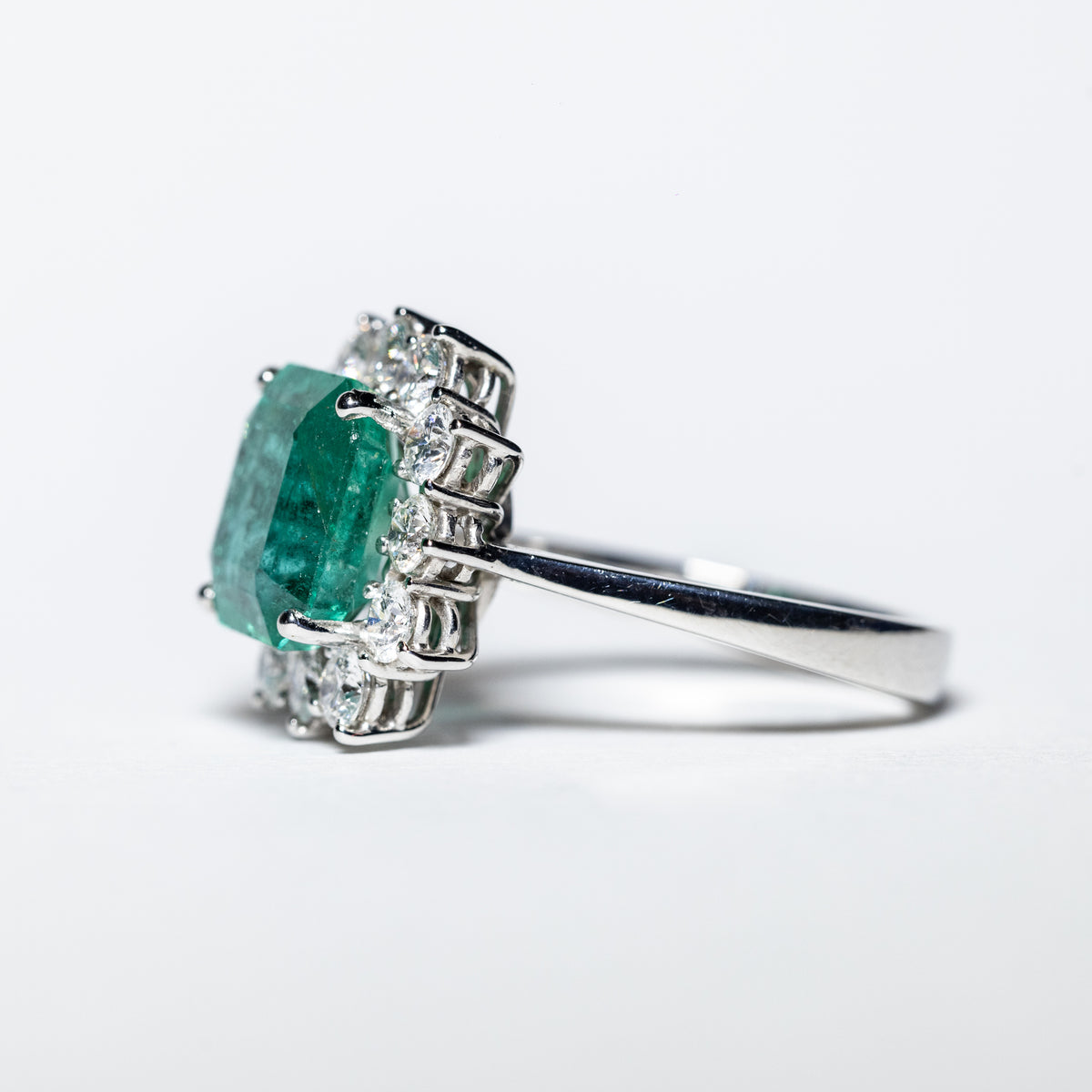 Anello in Oro Bianco 18KT con Smeraldo Centrale da 4,73 Carati e contorno Diamanti