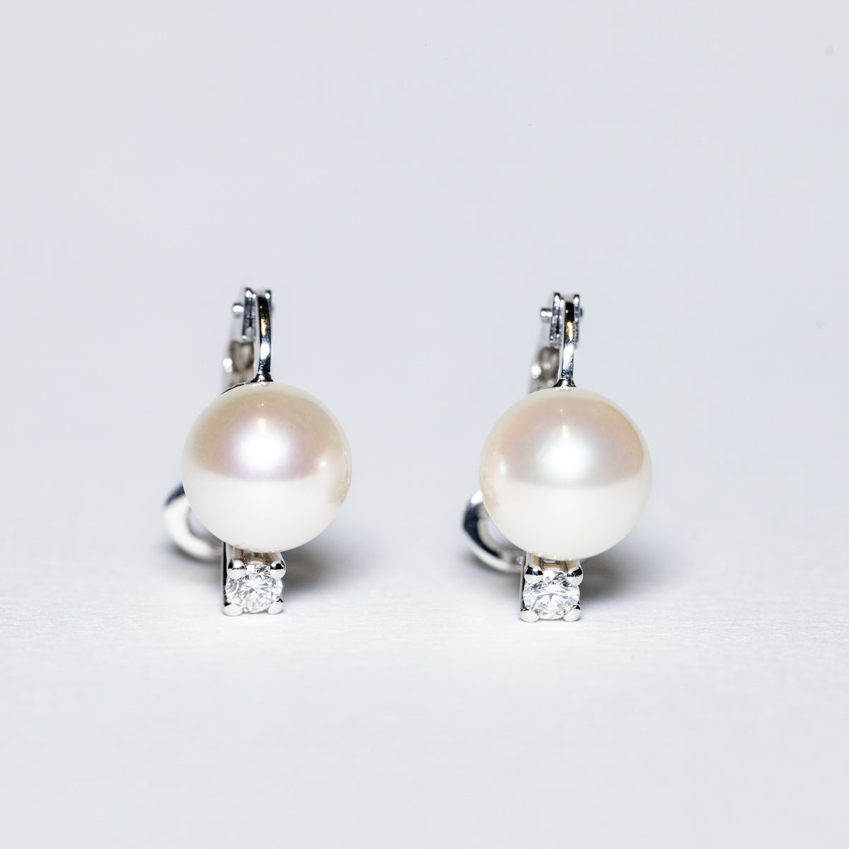 Orecchini in Oro Bianco 18 Kt con Perla Akoya e Diamanti