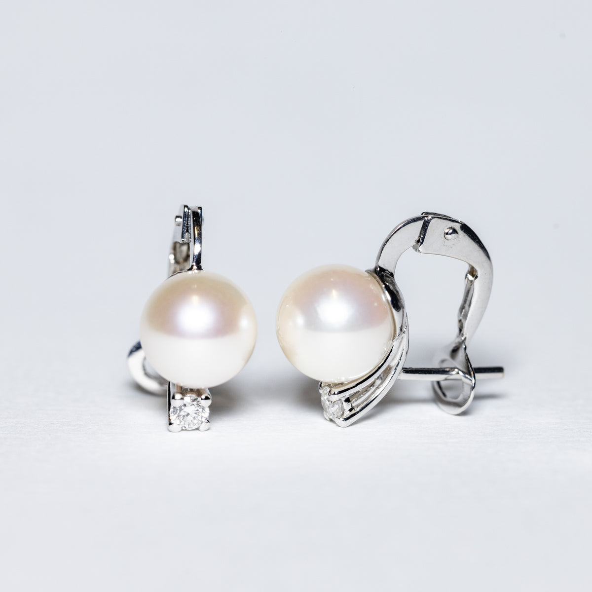 Orecchini in Oro Bianco 18 Kt con Perla Akoya e Diamanti