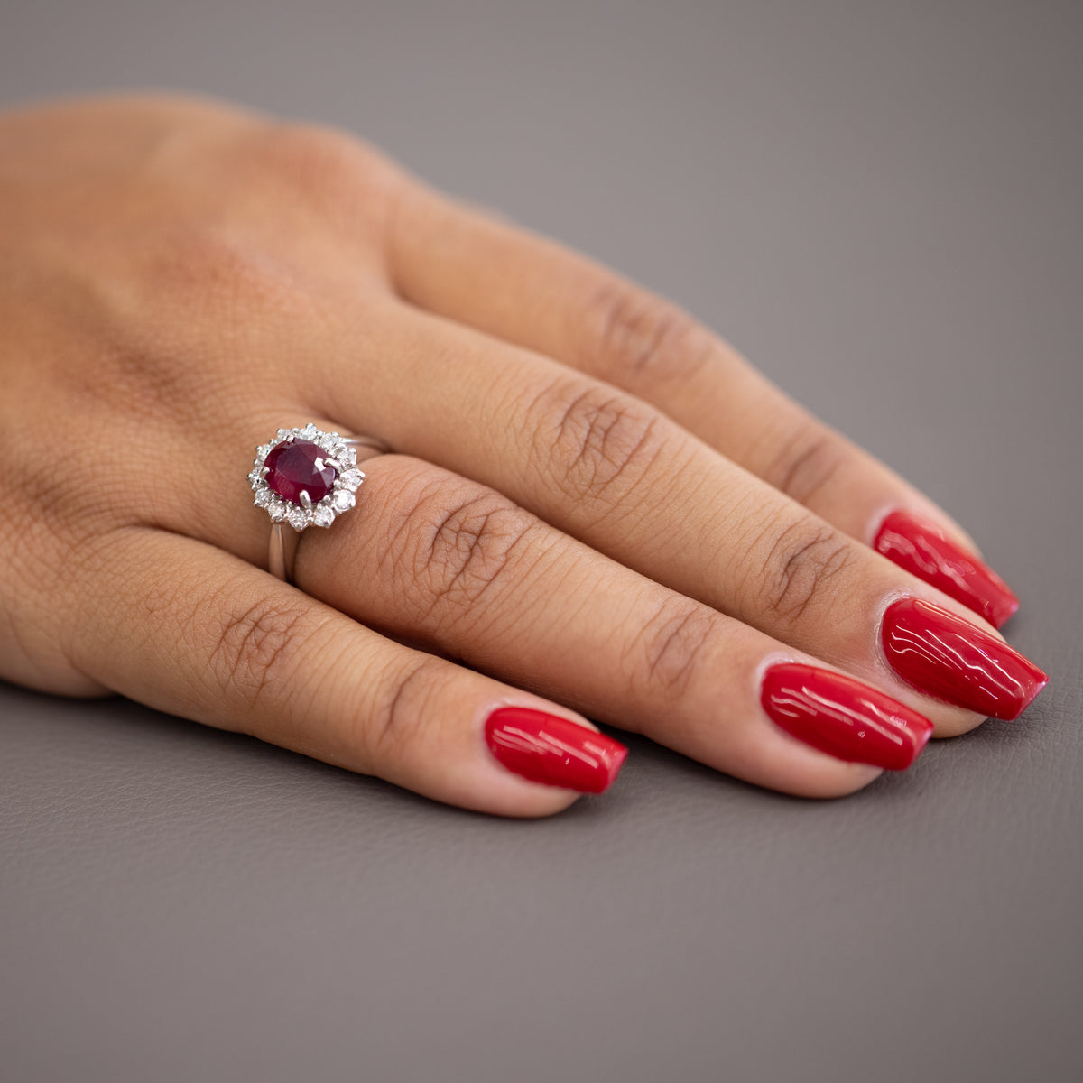 Anello in oro bianco con Rubino da 2,70 Carati e contorno in Diamanti