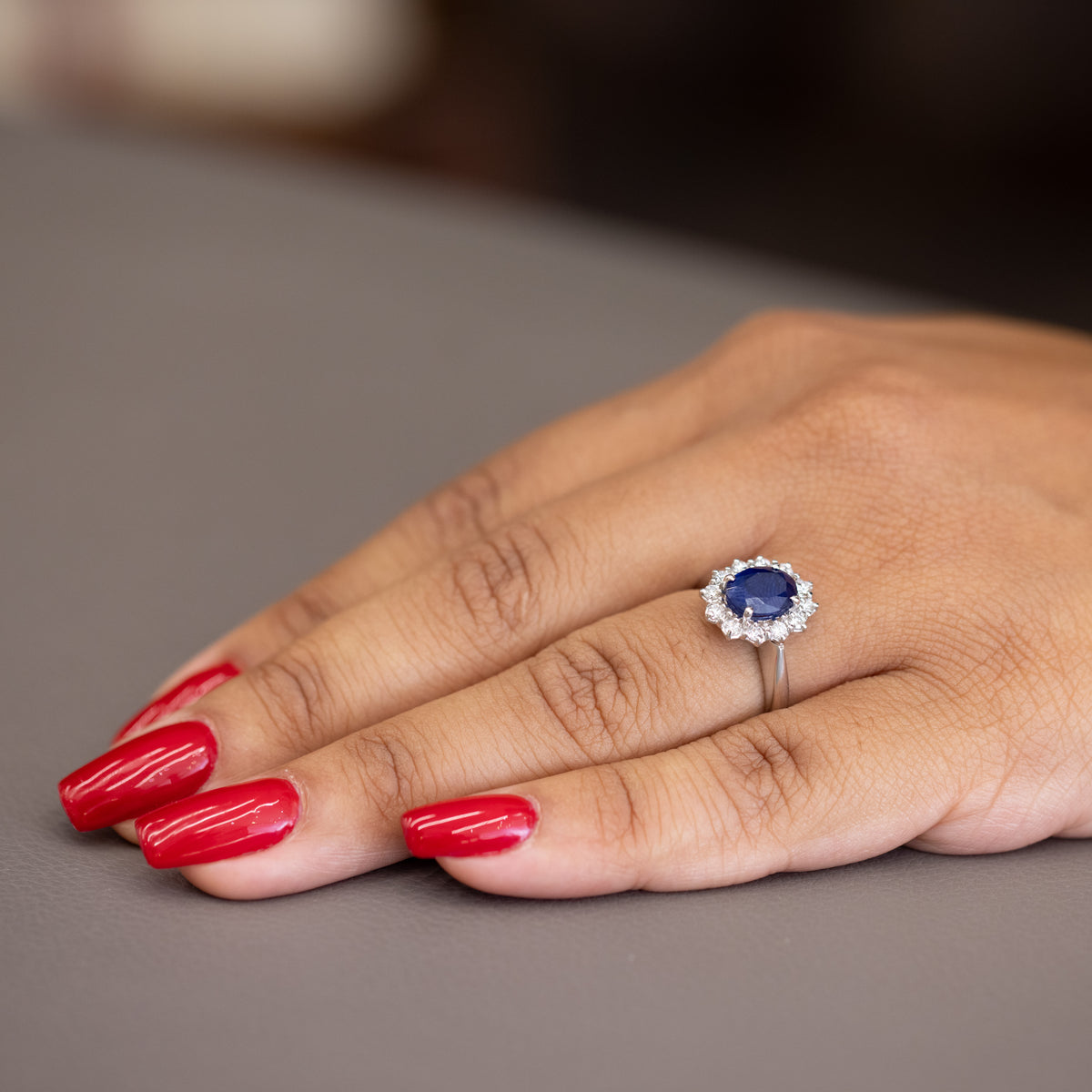 Anello in Oro bianco con Zaffiro 1.54 Carati e contorno Diamanti