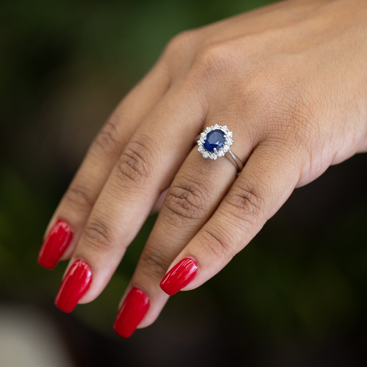 Anello in Oro bianco con Zaffiro 1.54 Carati e contorno Diamanti