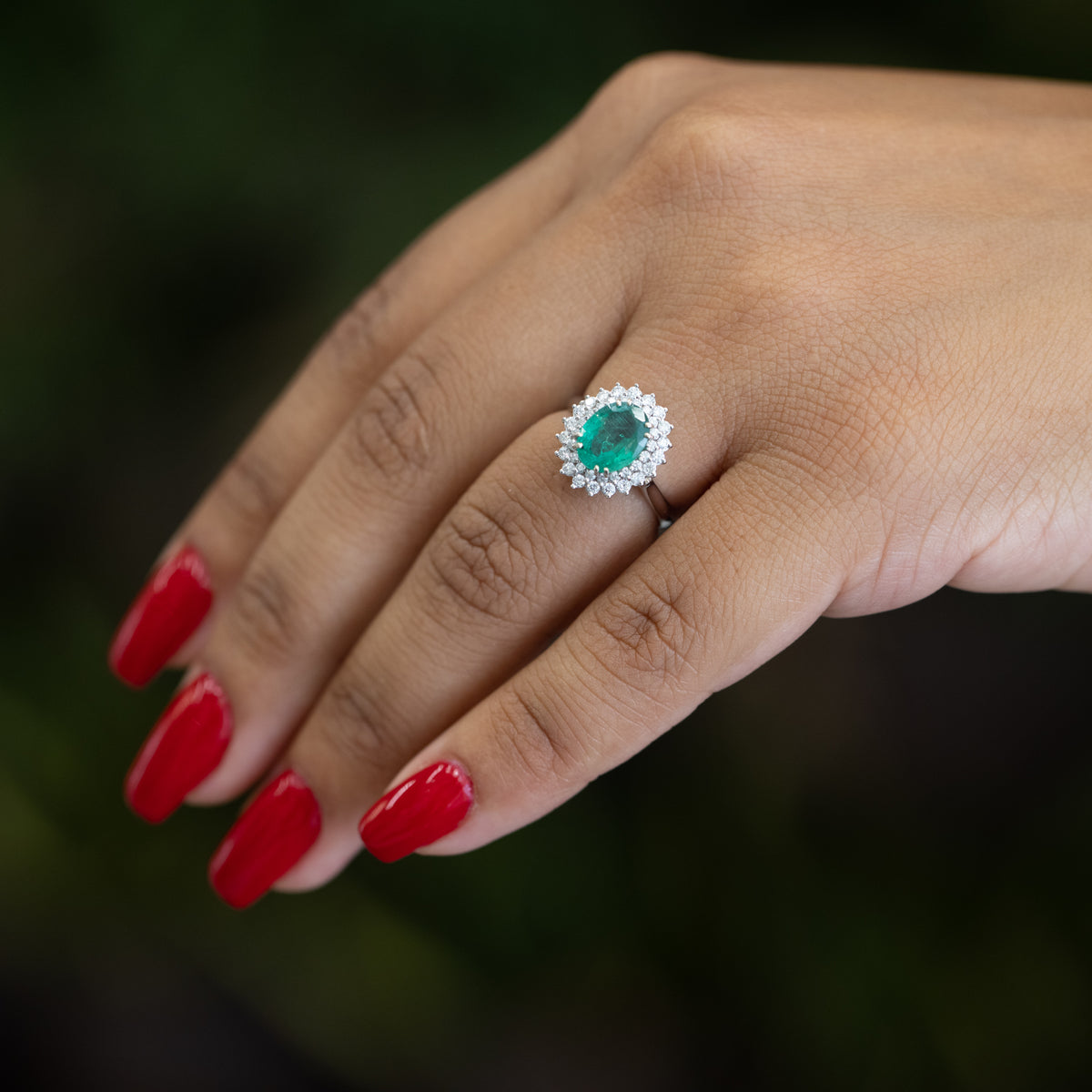 Anello in Oro bianco con Smeraldo centrale e doppio giro in diamanti