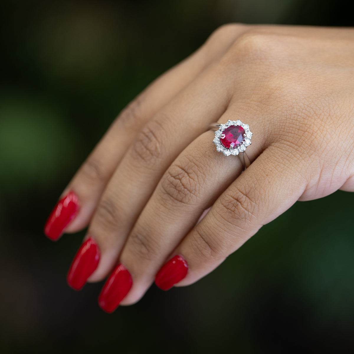 Anello in oro bianco 18KT con Rubino centrale e Diamanti