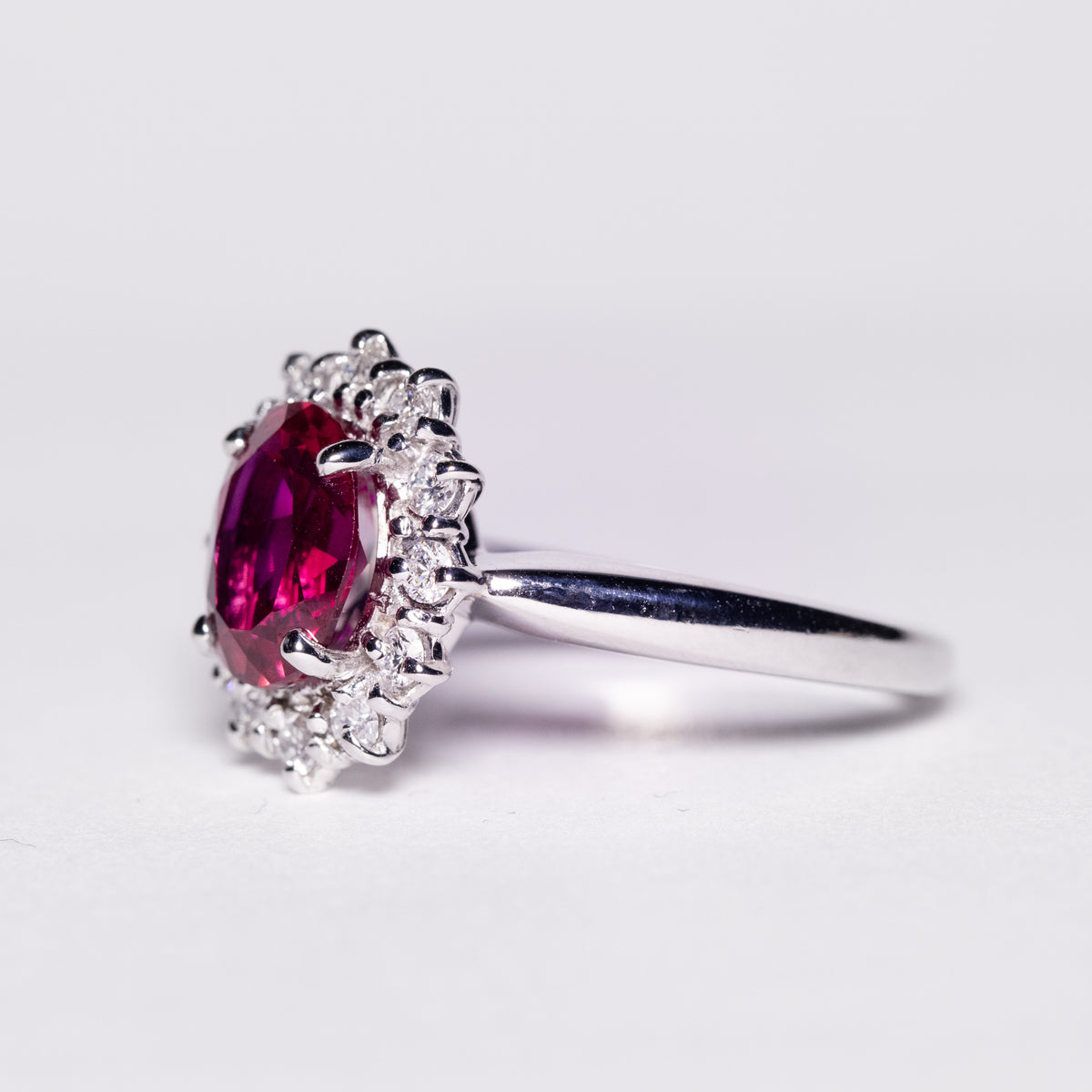 Anello in oro bianco 18KT con Rubino centrale e Diamanti