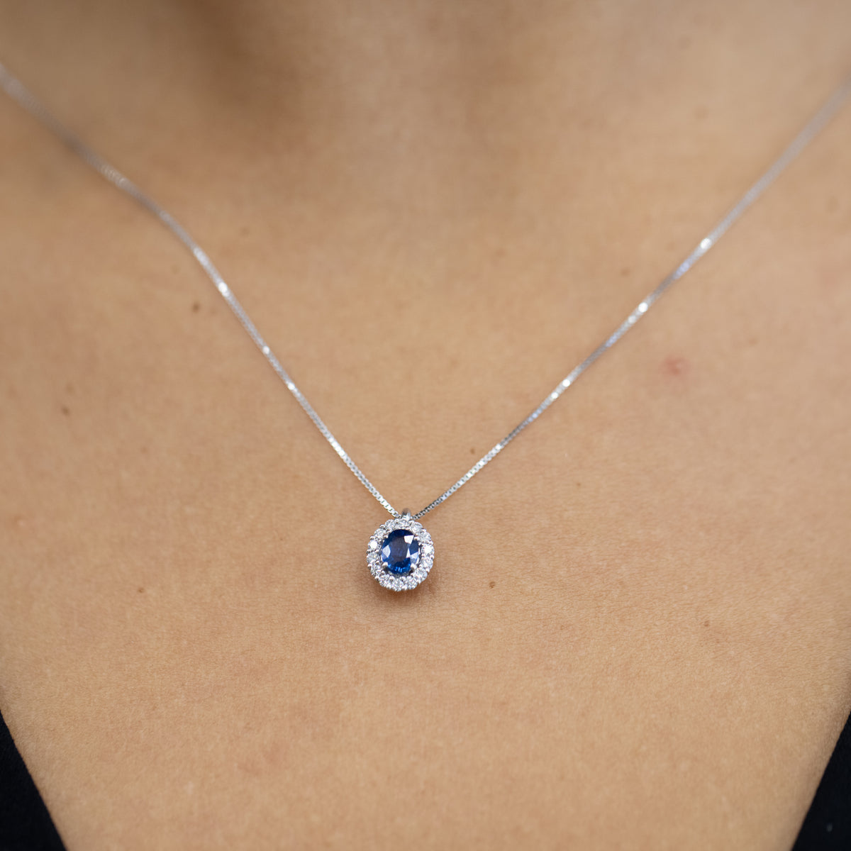 Collana in Oro Bianco 18KT con Zaffiro e Diamanti