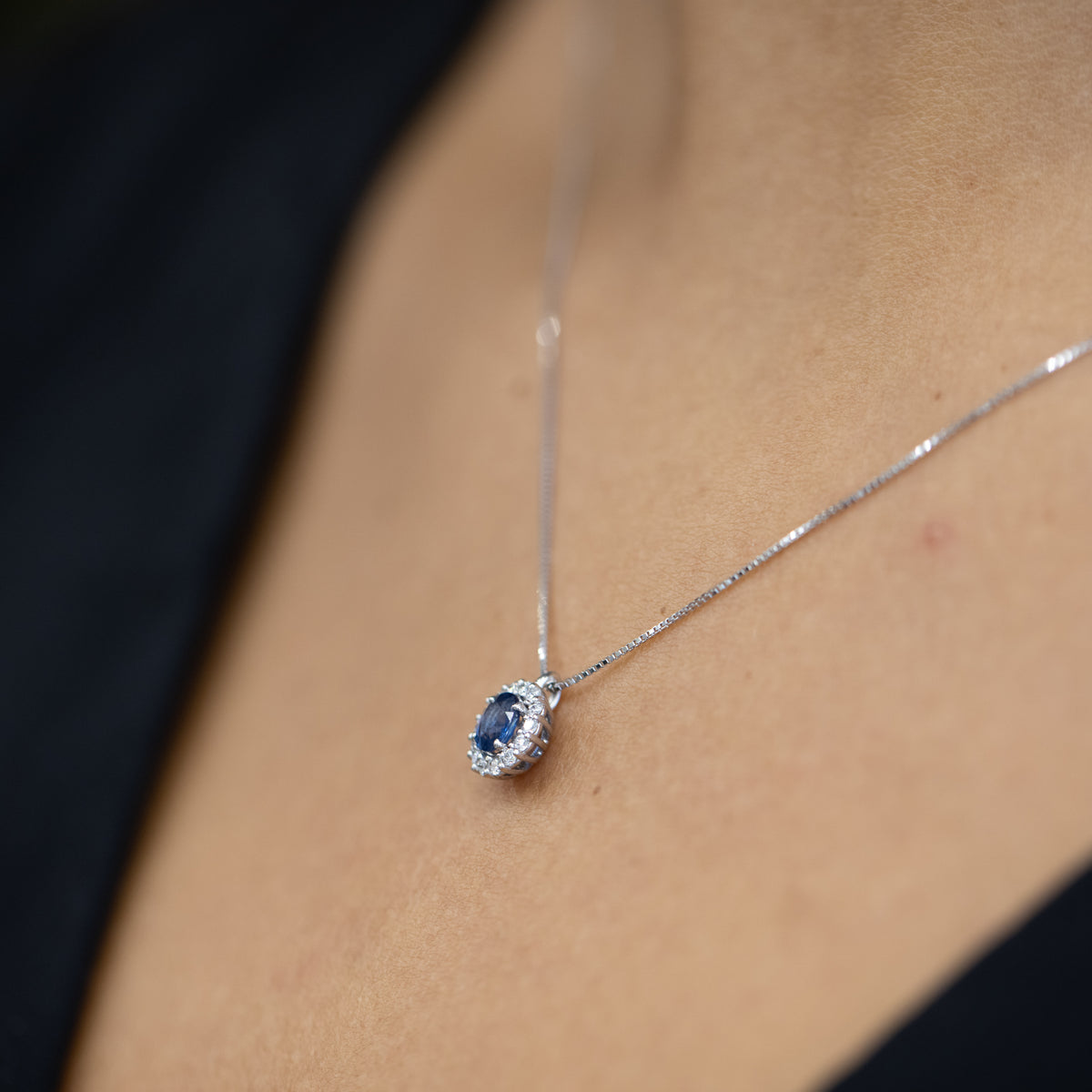 Collana in Oro Bianco 18KT con Zaffiro e Diamanti