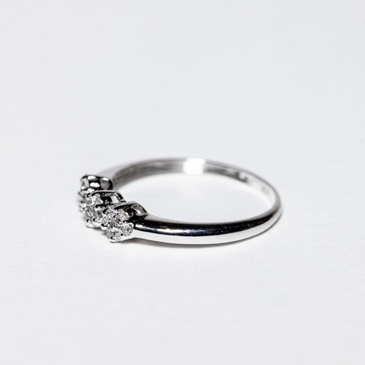 18K White Gold Trilogy Ring With Pavé Diamond Flowers