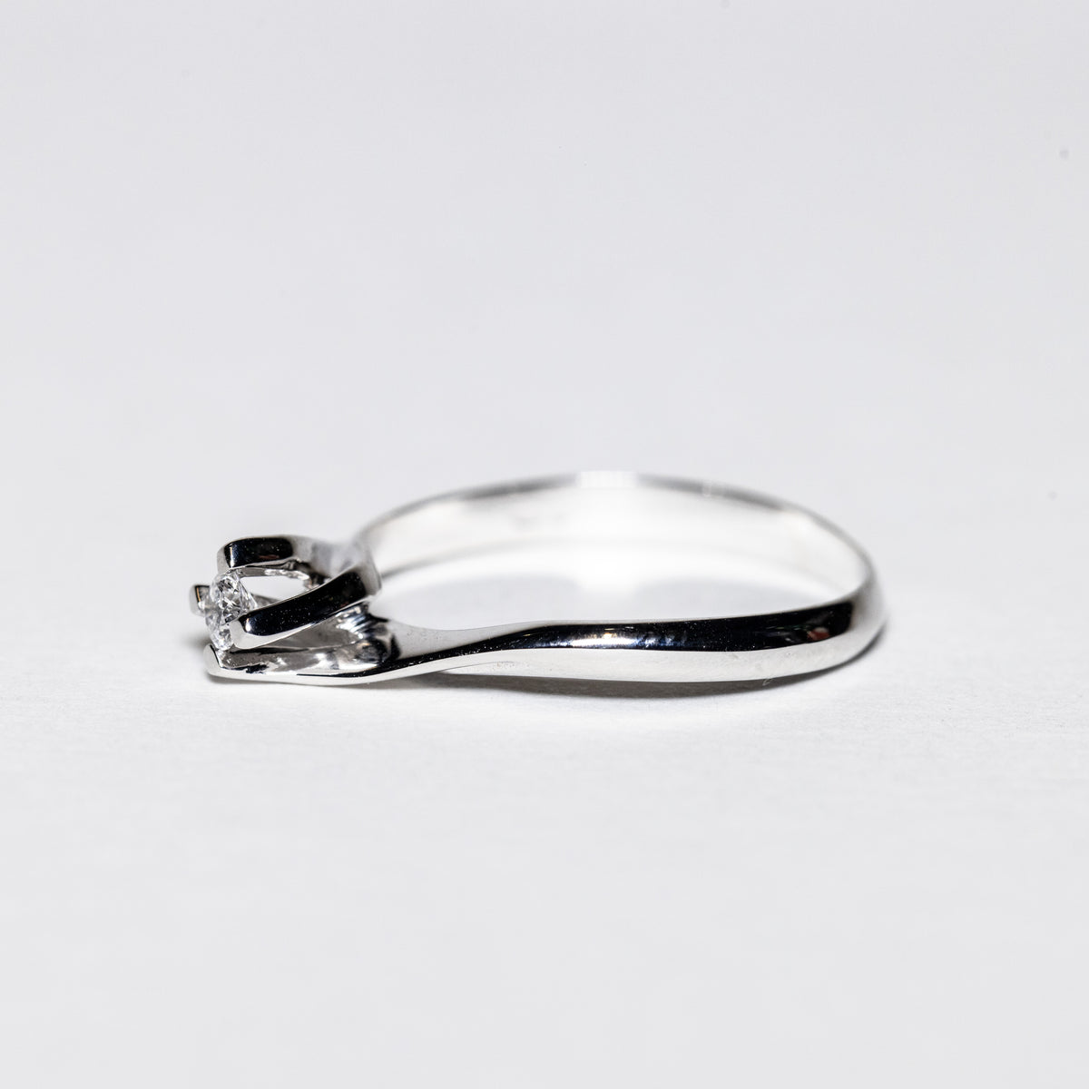 18Kt White Gold Solitaire Ring With 0.10 CT Diamond. Valentino Setting