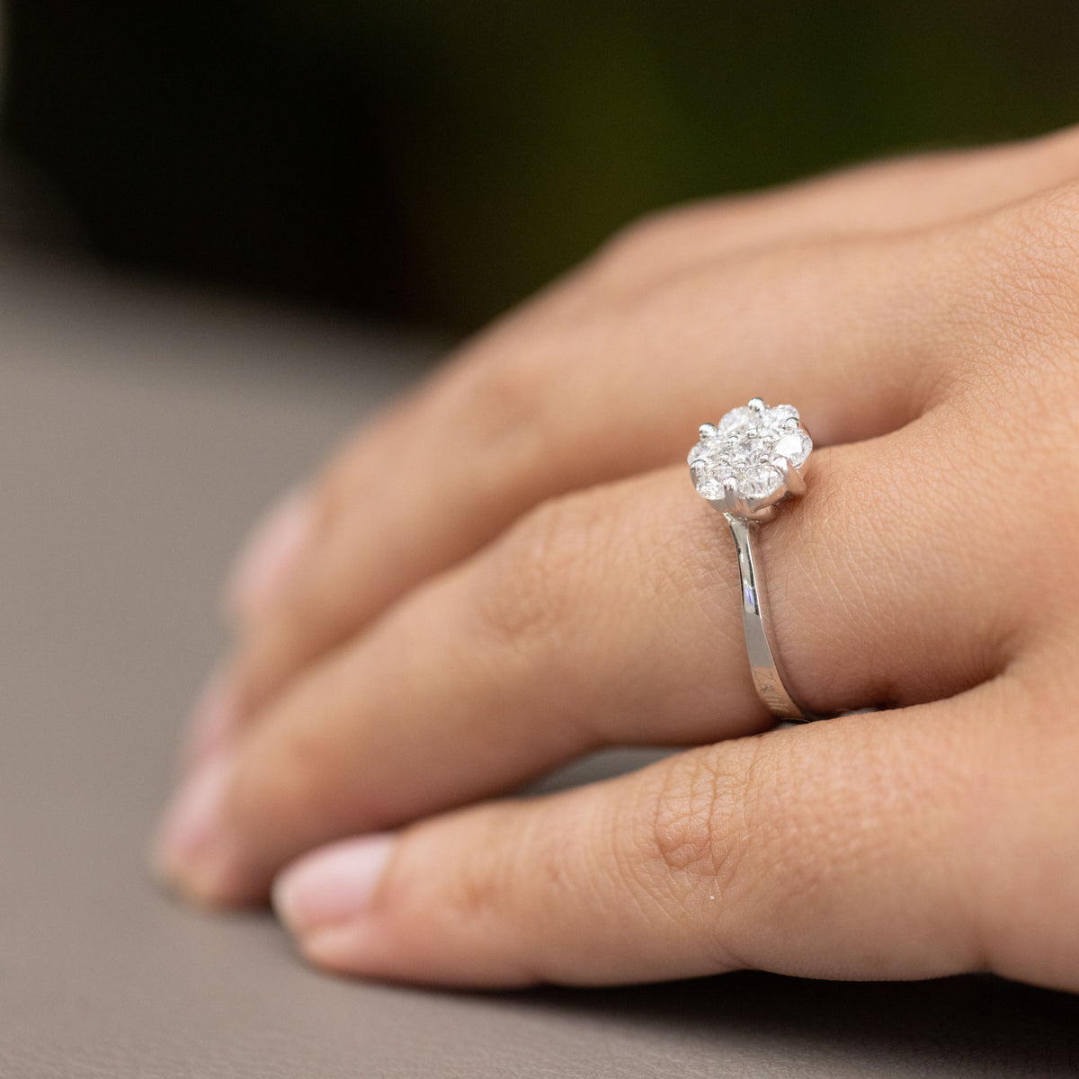 Anello Solitario in oro bianco 18kt in pavè di diamanti