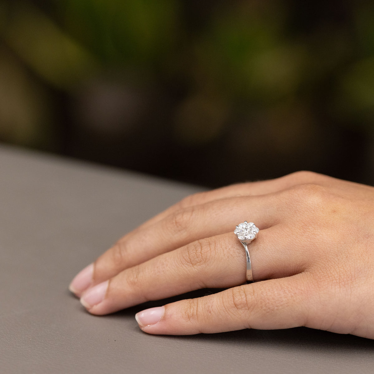 Anello Solitario in oro bianco 18kt in pavè di diamanti