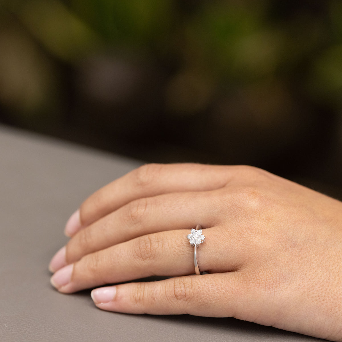 Anello Solitario in oro bianco 18kt in pavè di diamanti