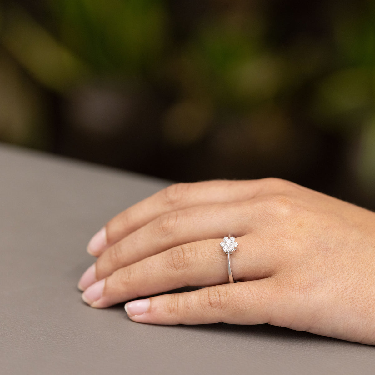 Anello Solitario in oro bianco 18kt in pavè di diamanti