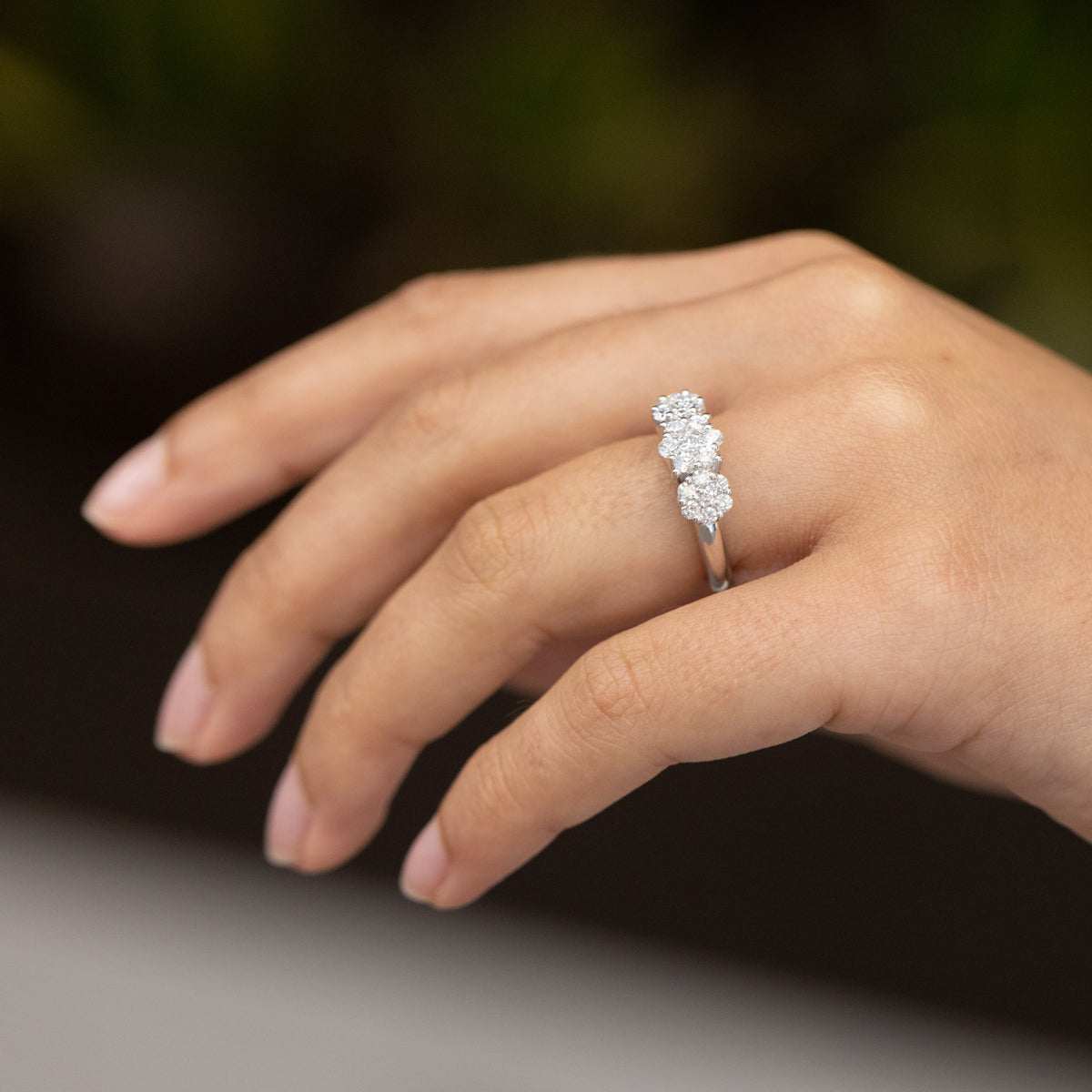 Anello trilogy in oro bianco 18kt in pavè di diamanti