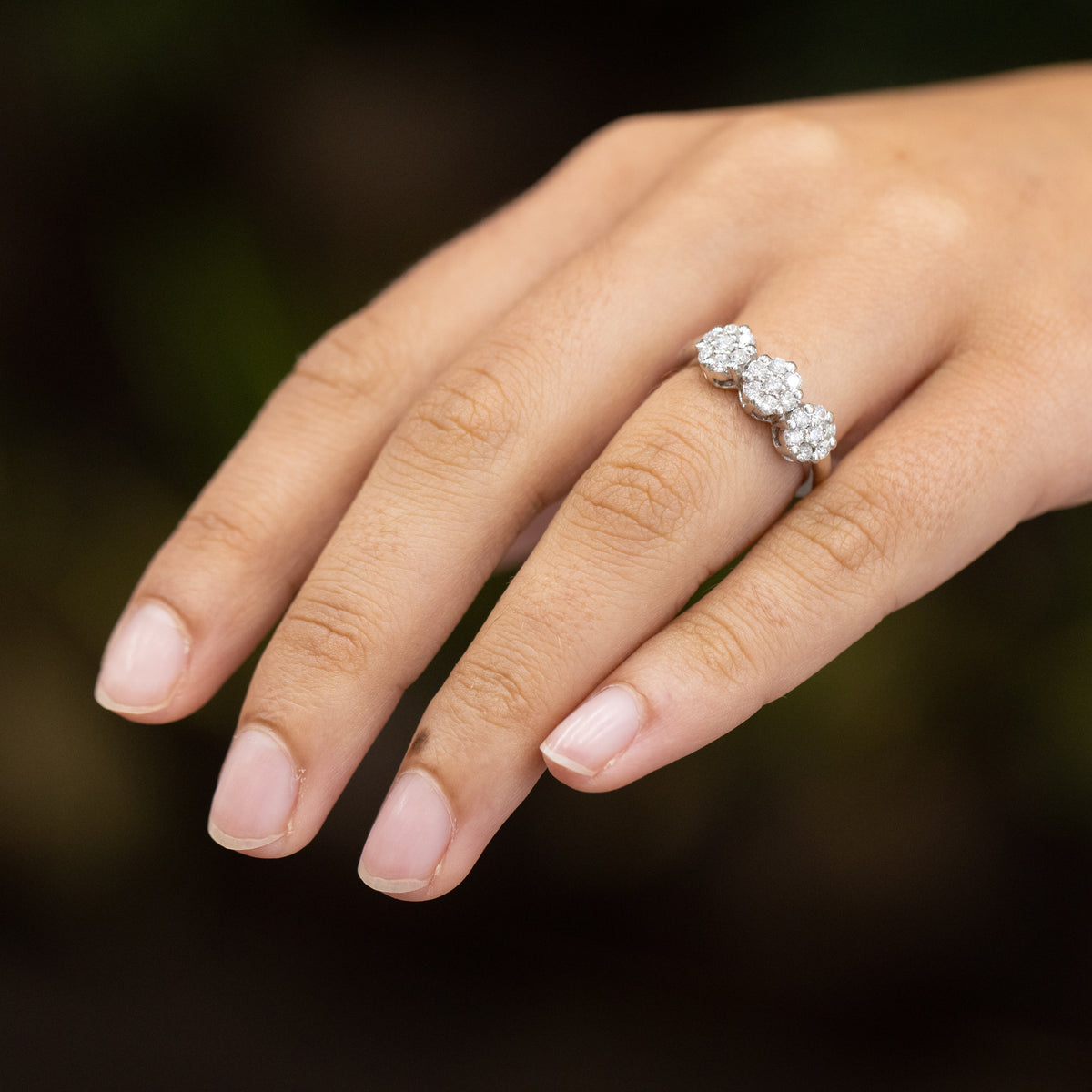 Anello Trilogy in oro bianco 18kt in pavè di diamanti