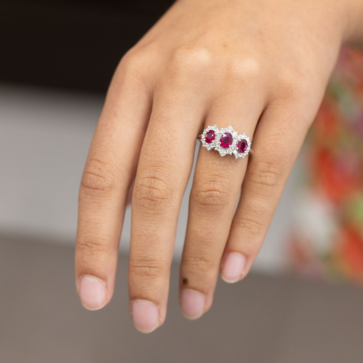 Anello Trilogy in oro bianco 18 kt con Rubini contornati da diamanti