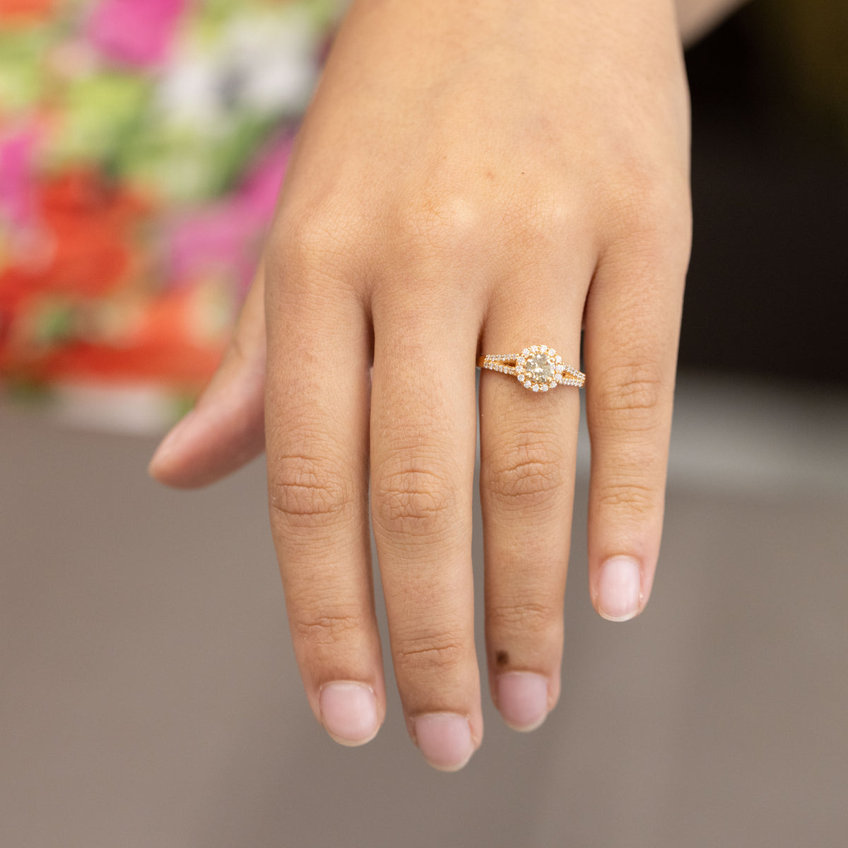 Anello in oro giallo 18 kt con pietra Brown contornato da diamanti