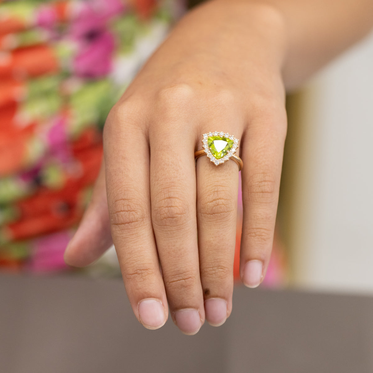 18kt yellow gold ring with Peridot surrounded by diamonds