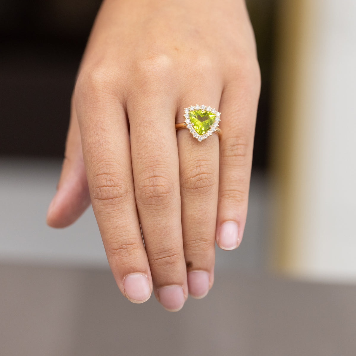18kt yellow gold ring with Peridot surrounded by diamonds