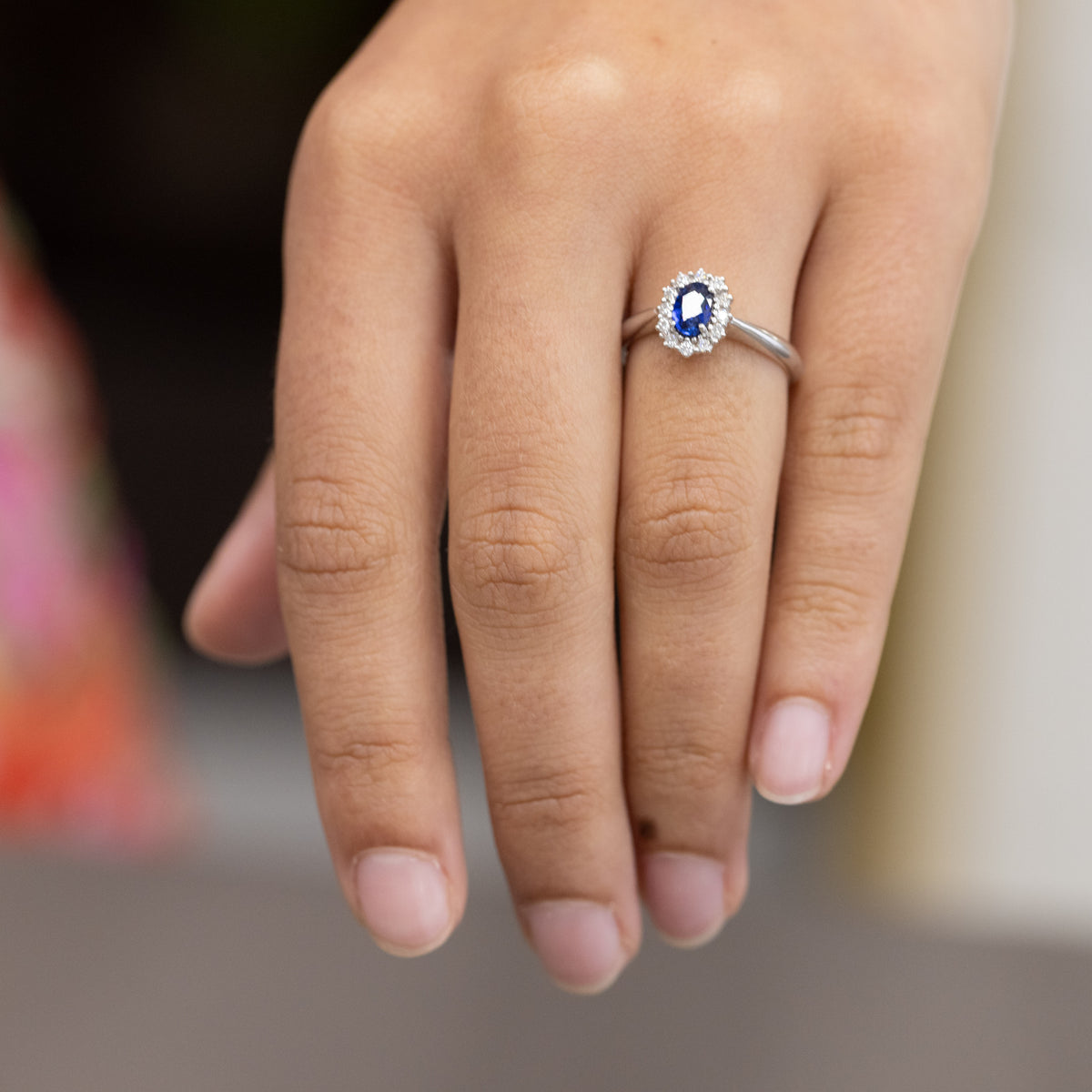 Anello in oro bianco 18 kt con Zaffiro contornato di diamanti