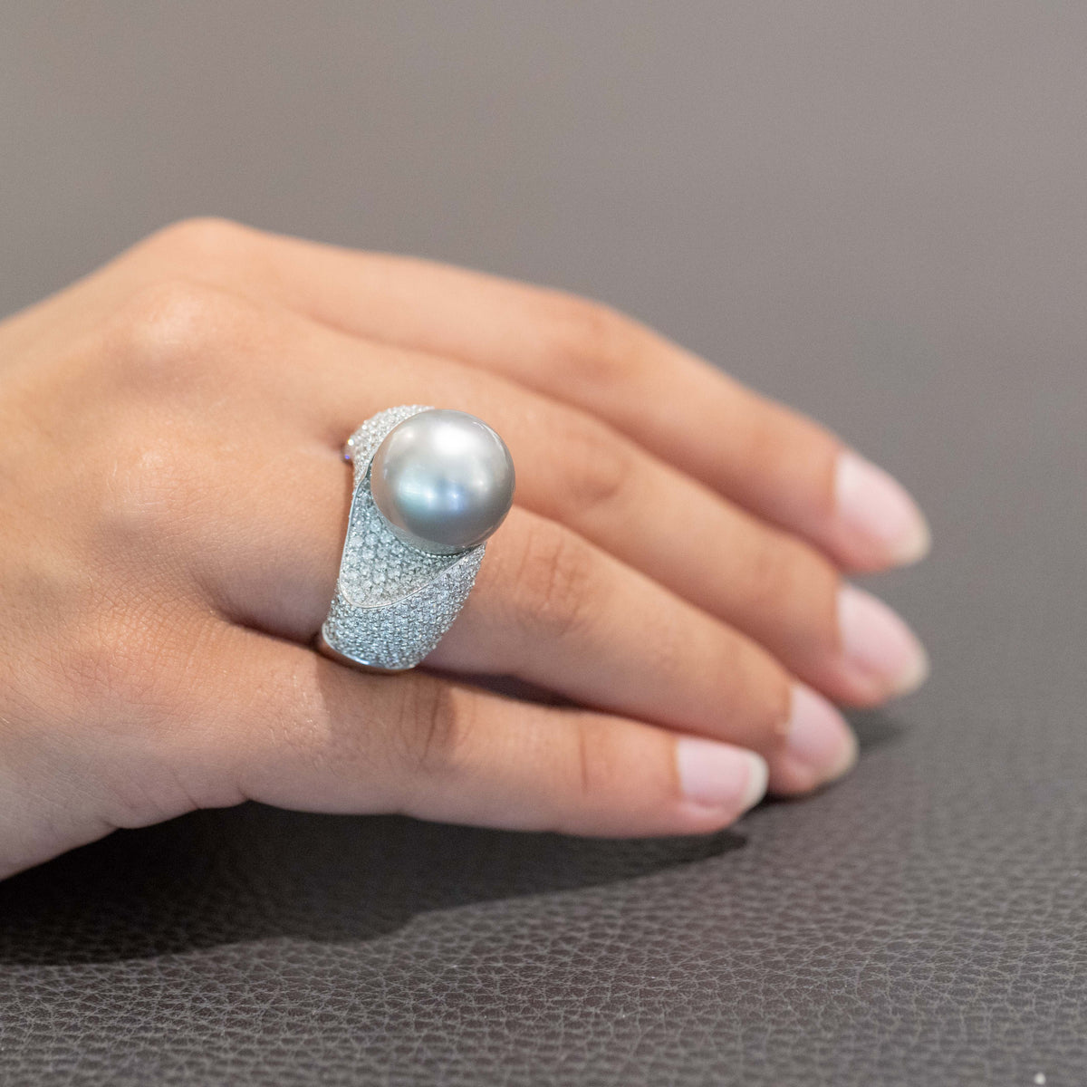 18kt White Gold Band Ring with Central Tahitian Pearl and Diamonds