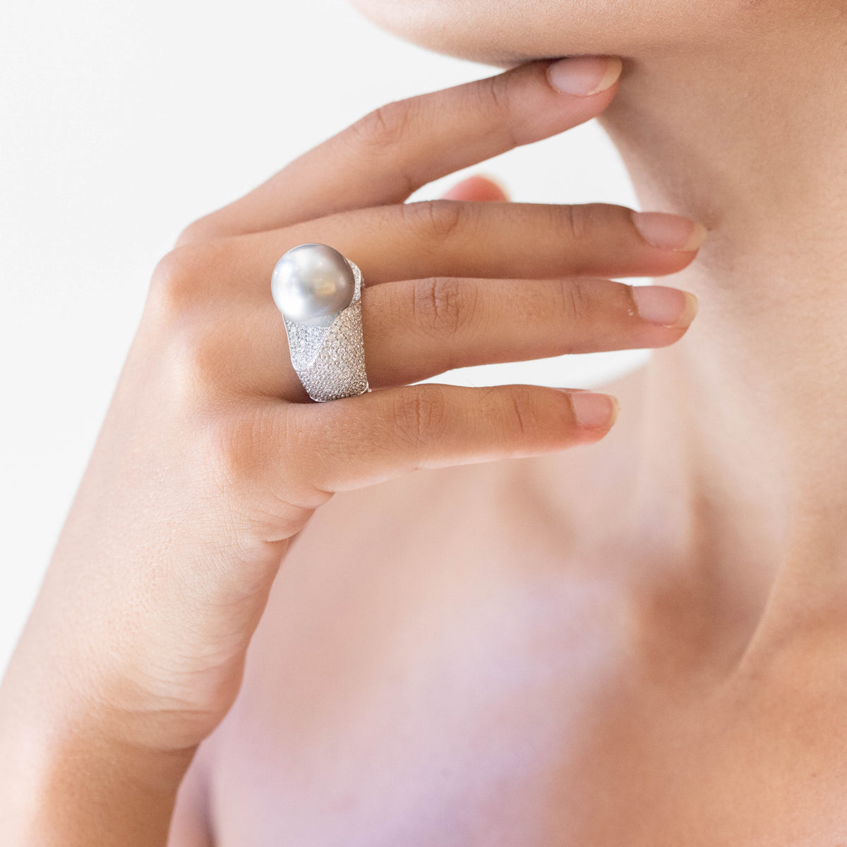 18kt White Gold Band Ring with Central Tahitian Pearl and Diamonds