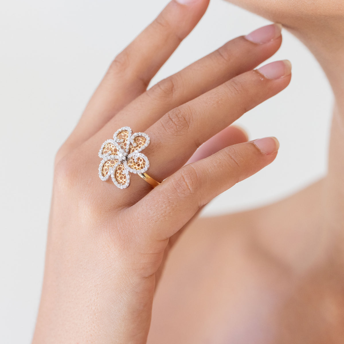 18kt Yellow Gold Daisy Fantasy Ring with Diamond Surround