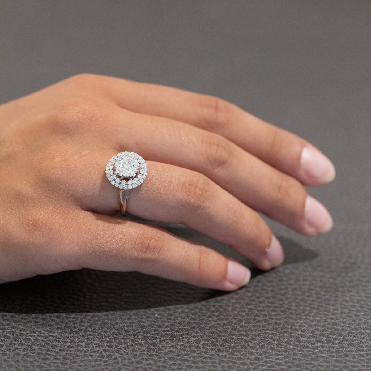 18KT White Gold Solitaire Ring with Central and Lateral Diamond Pavè