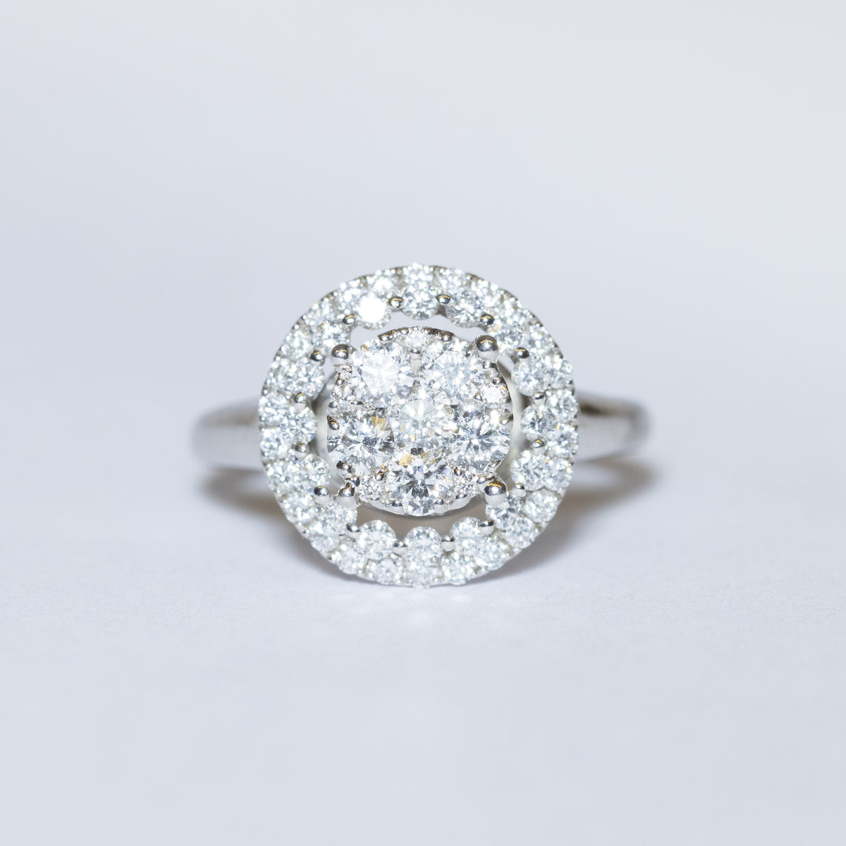 18KT White Gold Solitaire Ring with Central and Lateral Diamond Pavè