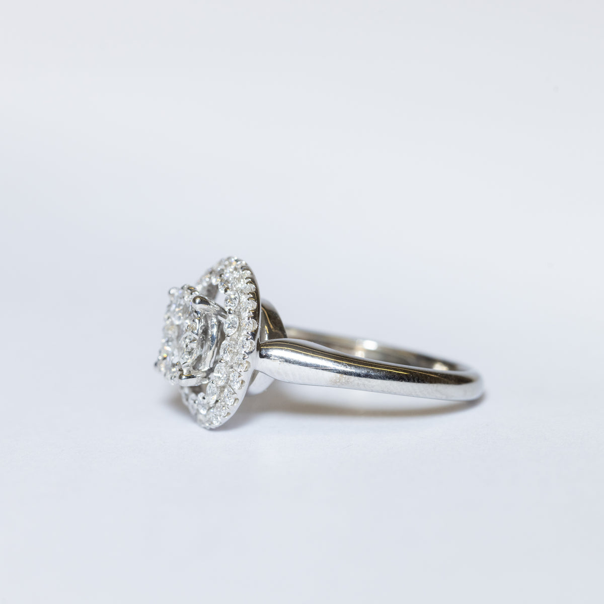 18KT White Gold Solitaire Ring with Central and Lateral Diamond Pavè