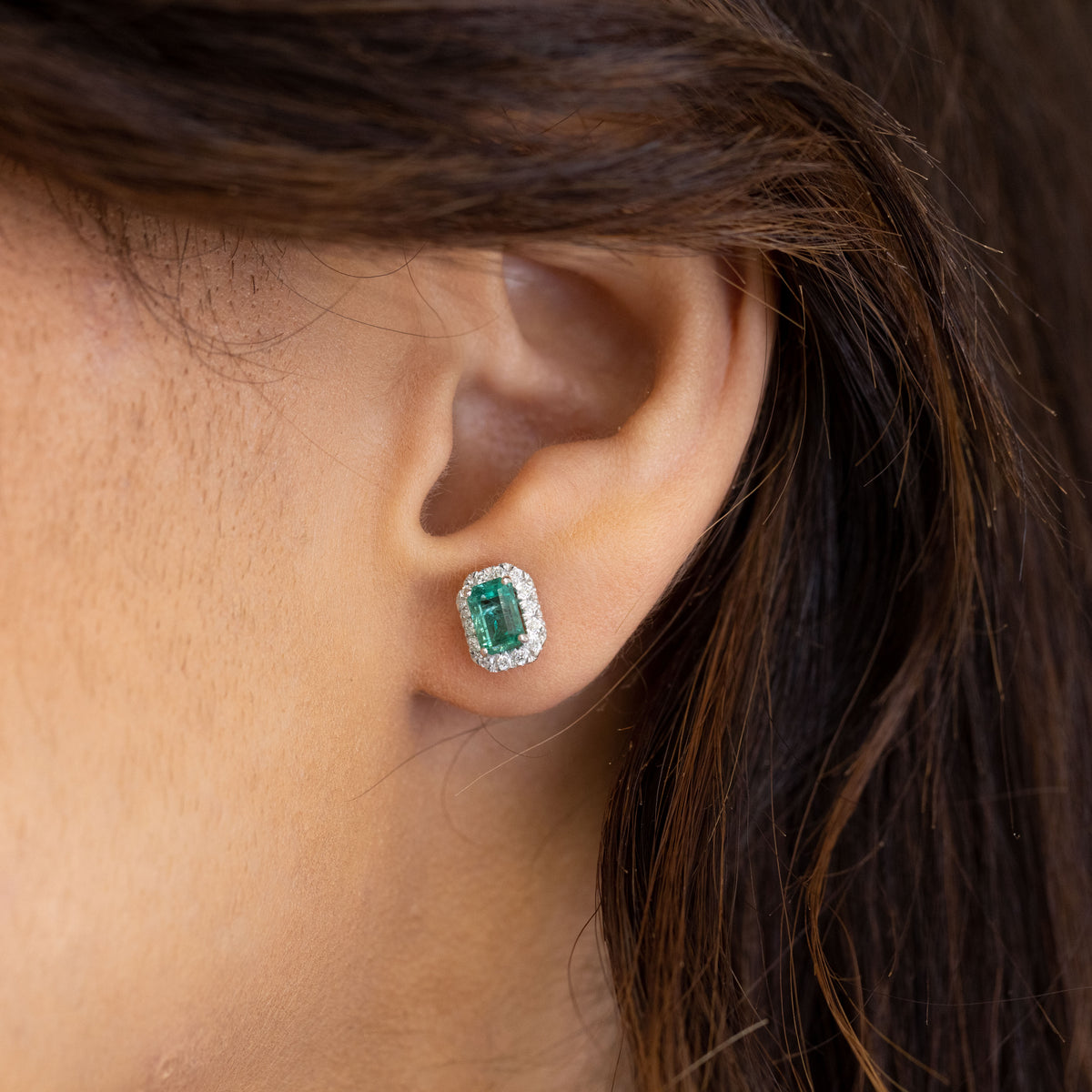 Orecchini in Oro Bianco 18 kt con Smeraldo e Giro di Diamanti