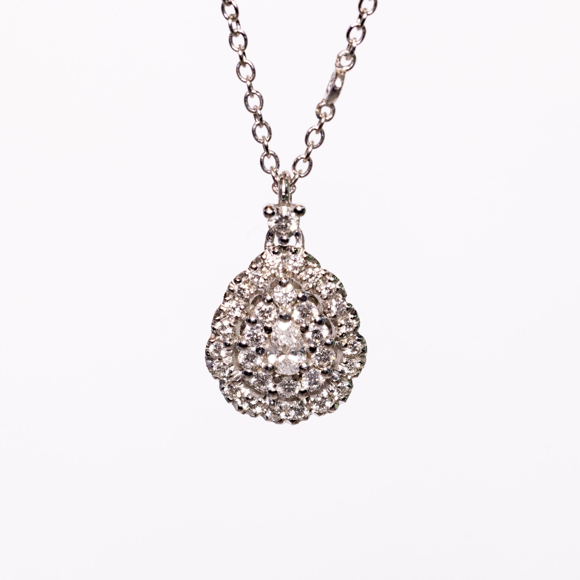 Collana in Oro Bianco 18 kt con Ciondolo Forma Goccia in Pavè di Diamanti e diamante centrale