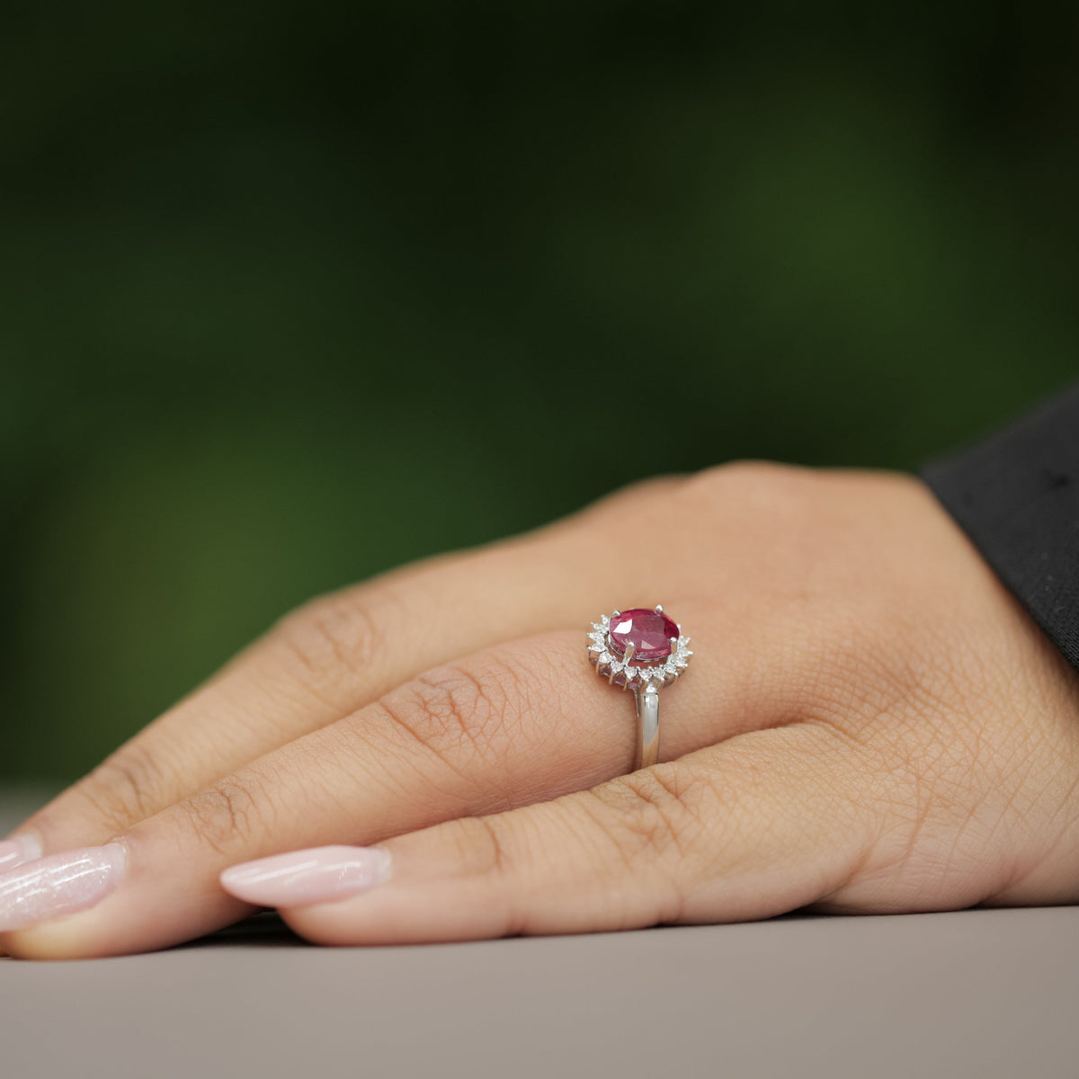 Anello con Rubino e Diamanti attorno