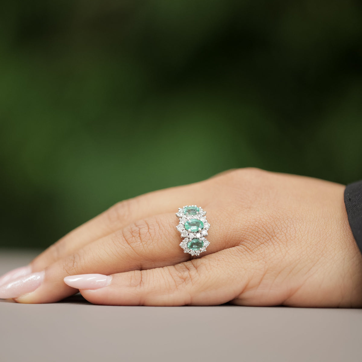 Anello trilogy di Smeraldi centrali contorno Diamanti