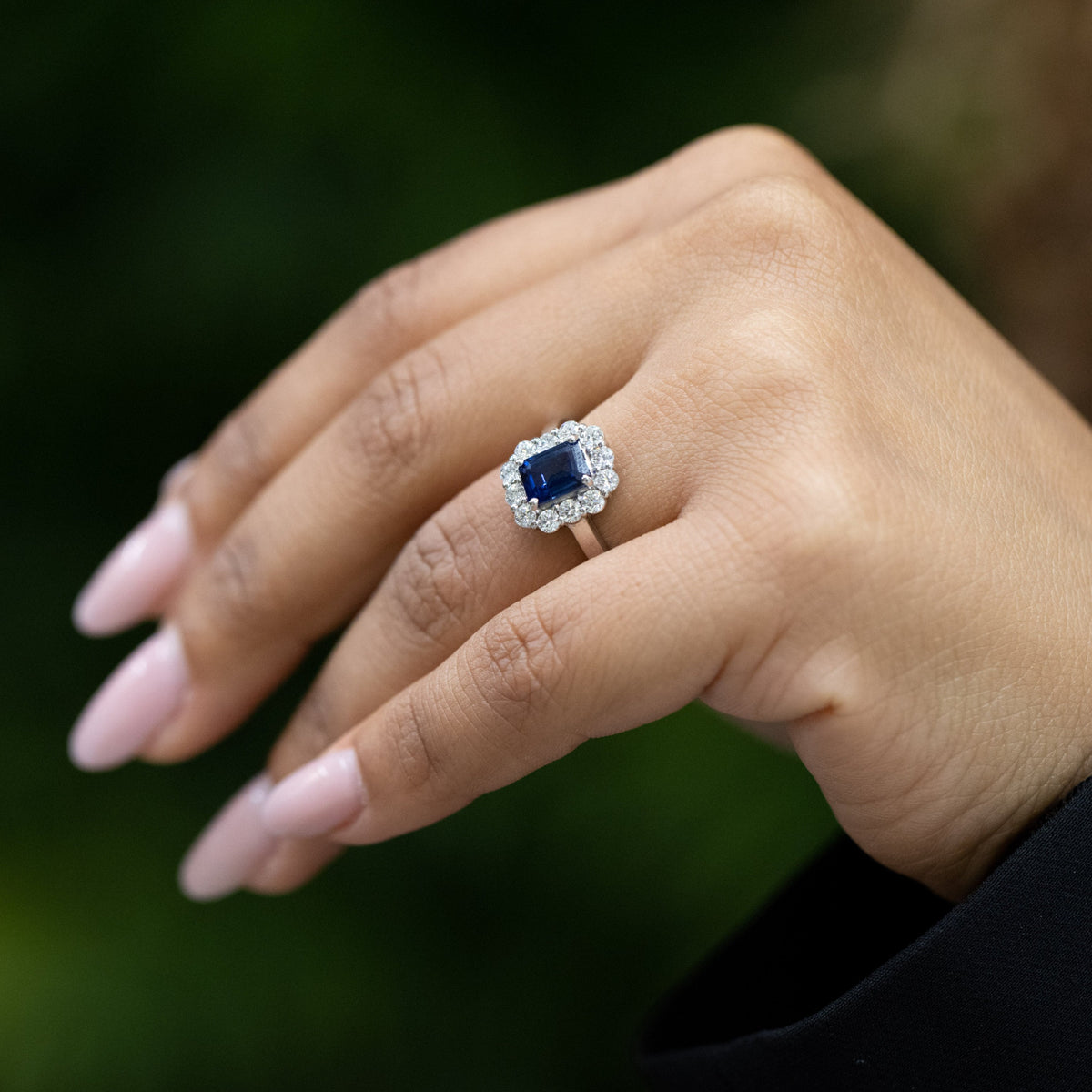 Anello con Zaffiro Quadrato e Contorno Diamanti