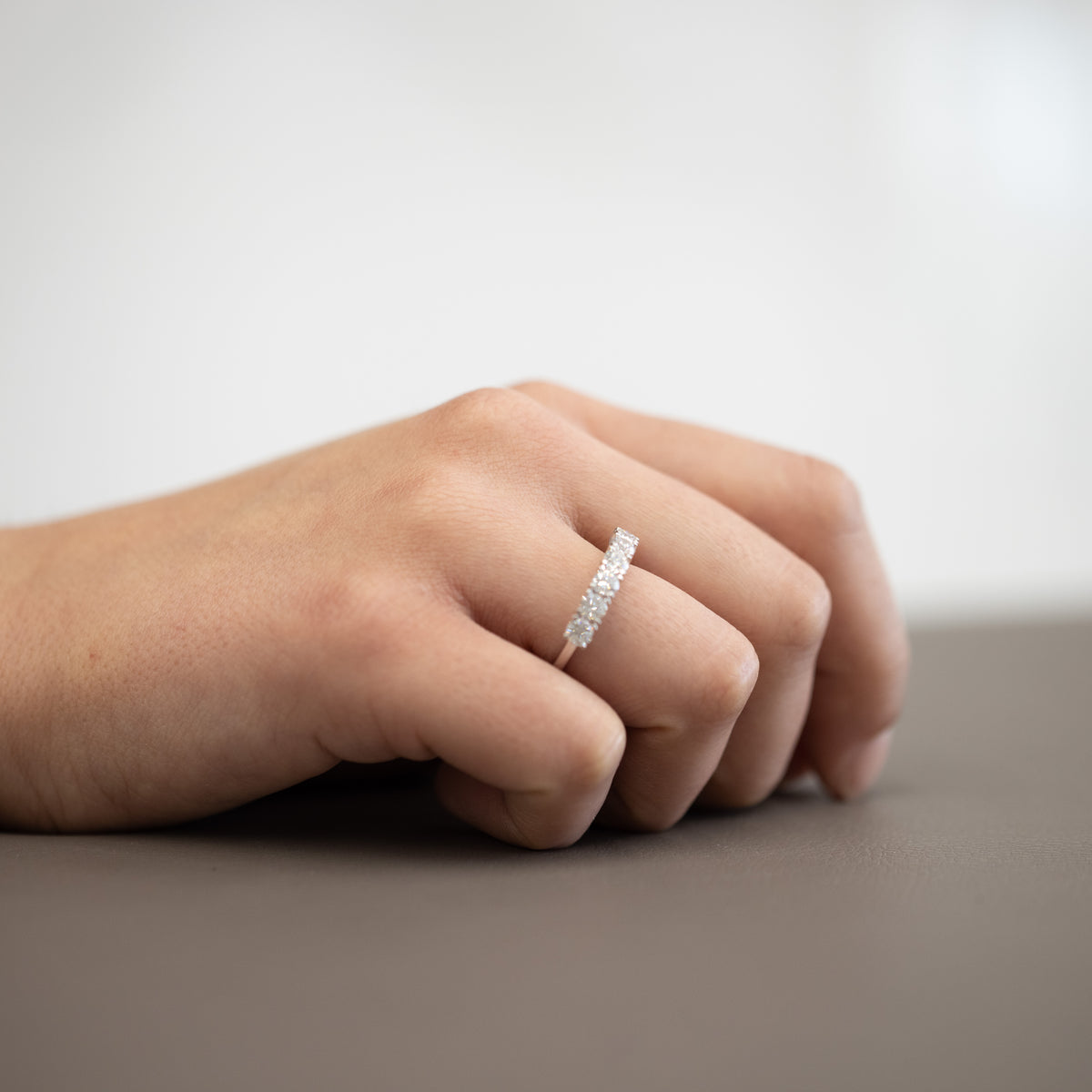 Anello Veretta in Oro Bianco 18KT a 7 Diamanti