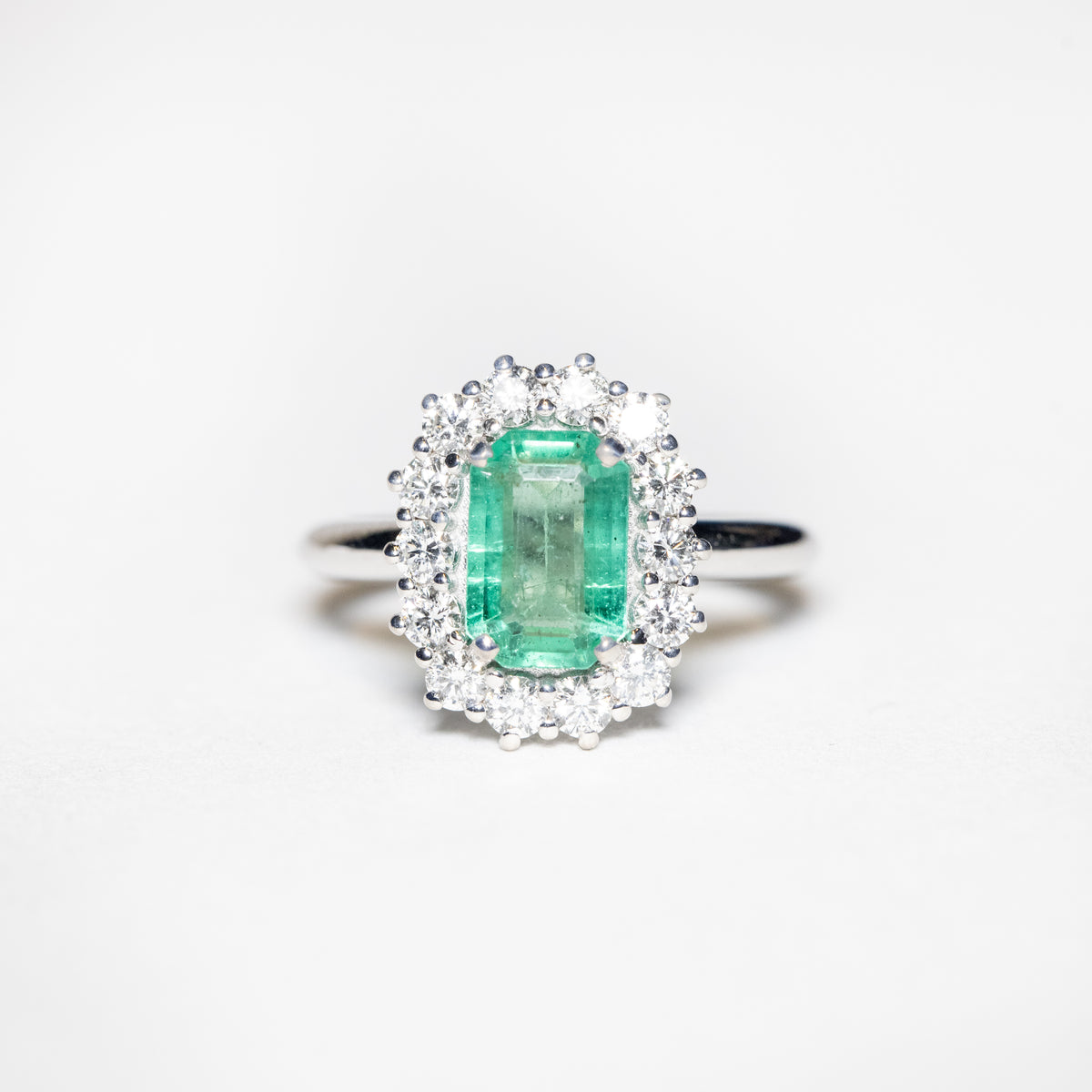 Anello in oro bianco 18kt con Smeraldo e contorno in Diamanti