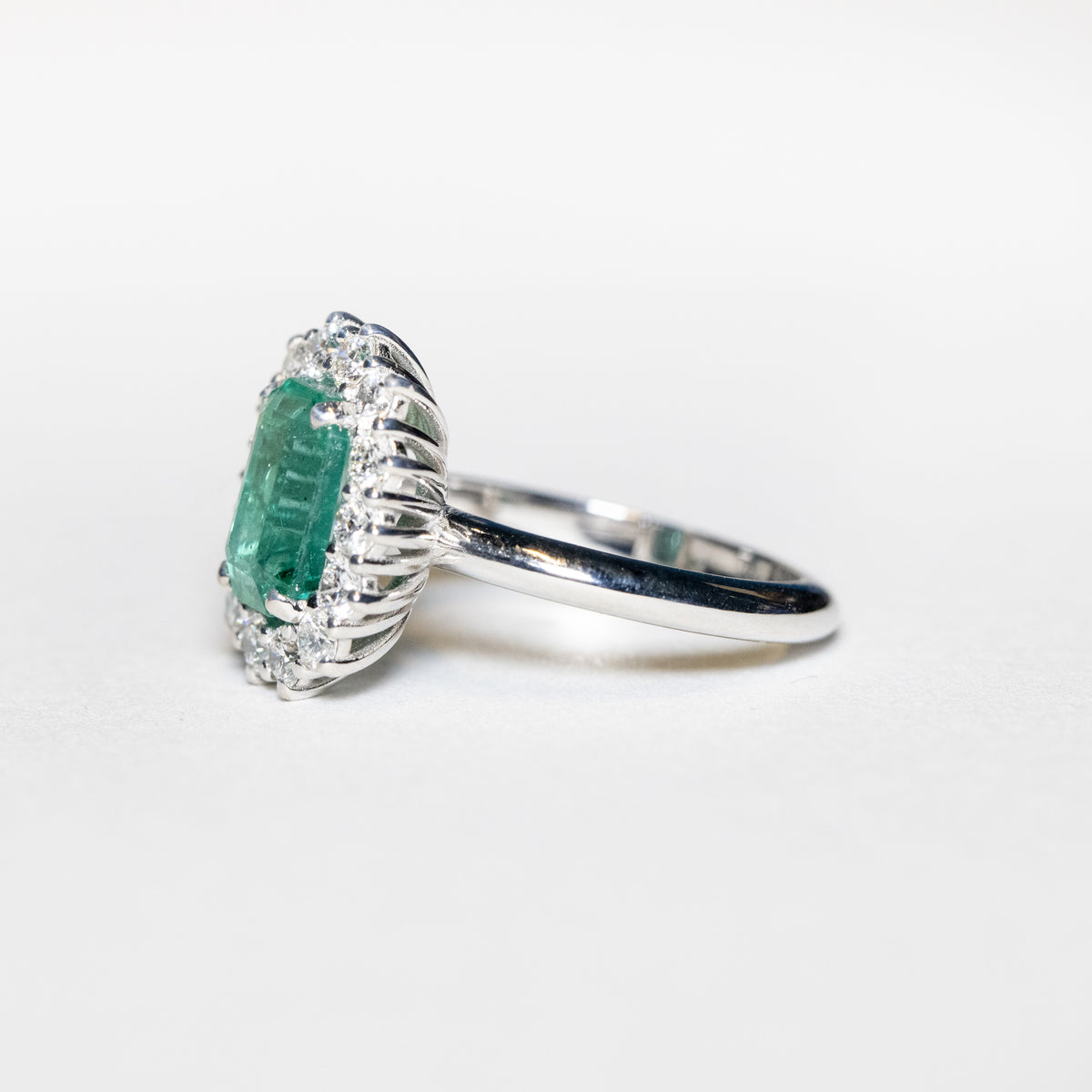 Anello in oro bianco 18kt con Smeraldo e contorno in Diamanti