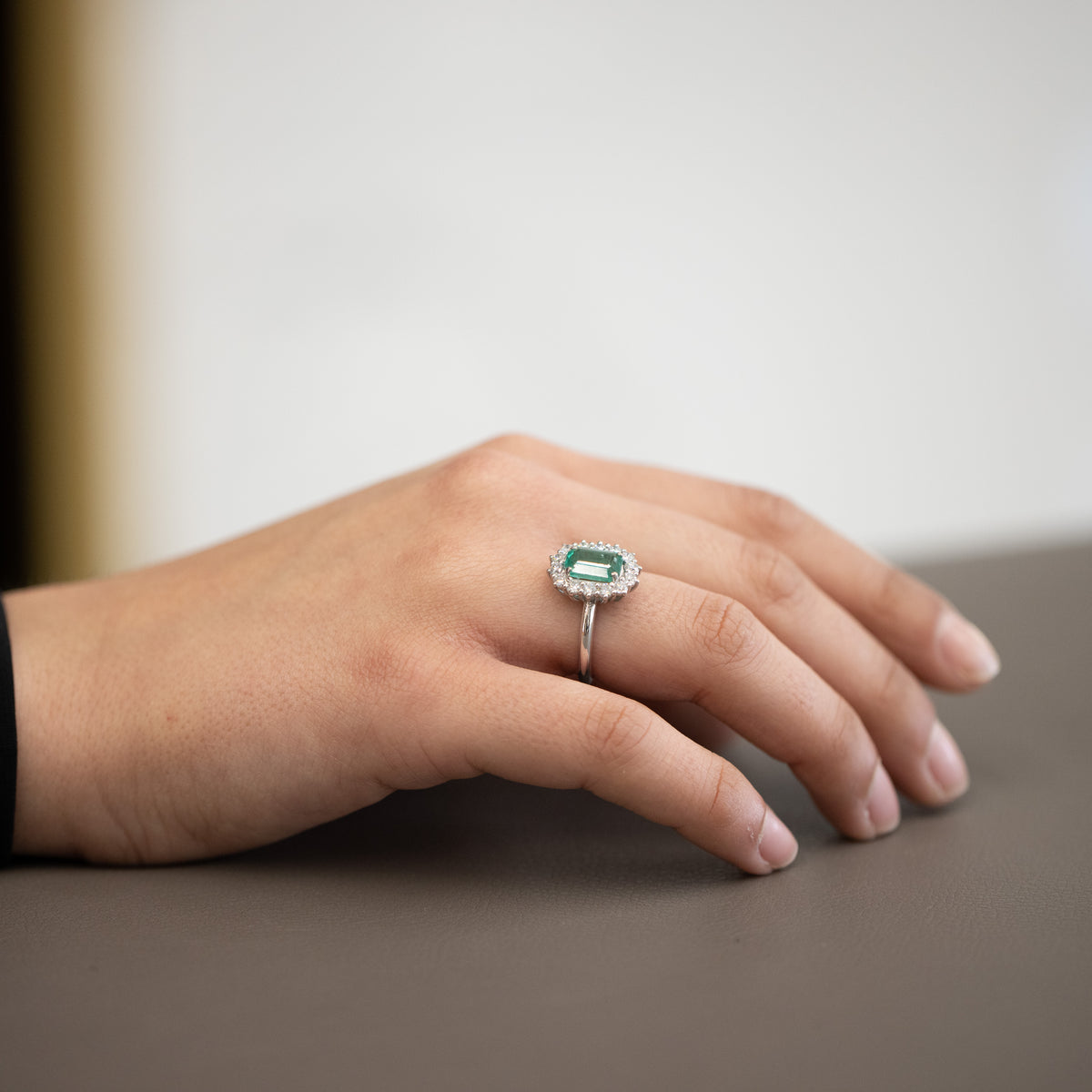 Anello in oro bianco 18kt con Smeraldo e contorno in Diamanti